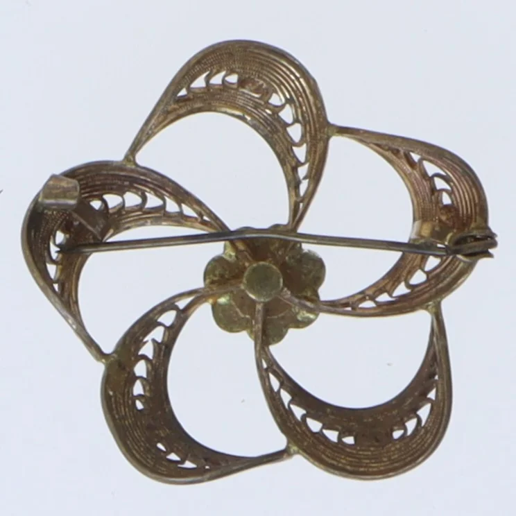 Broche i blomsterform med sorte stener (str. 4 cm)