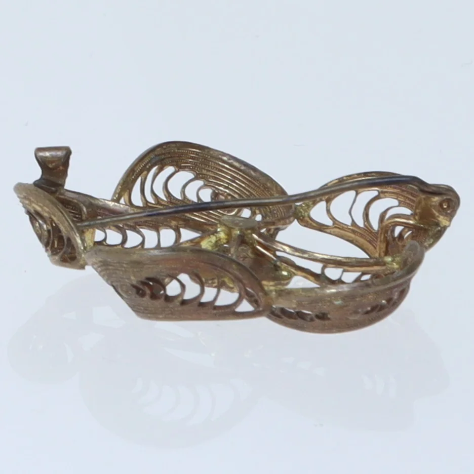 Broche i blomsterform med sorte stener (str. 4 cm)