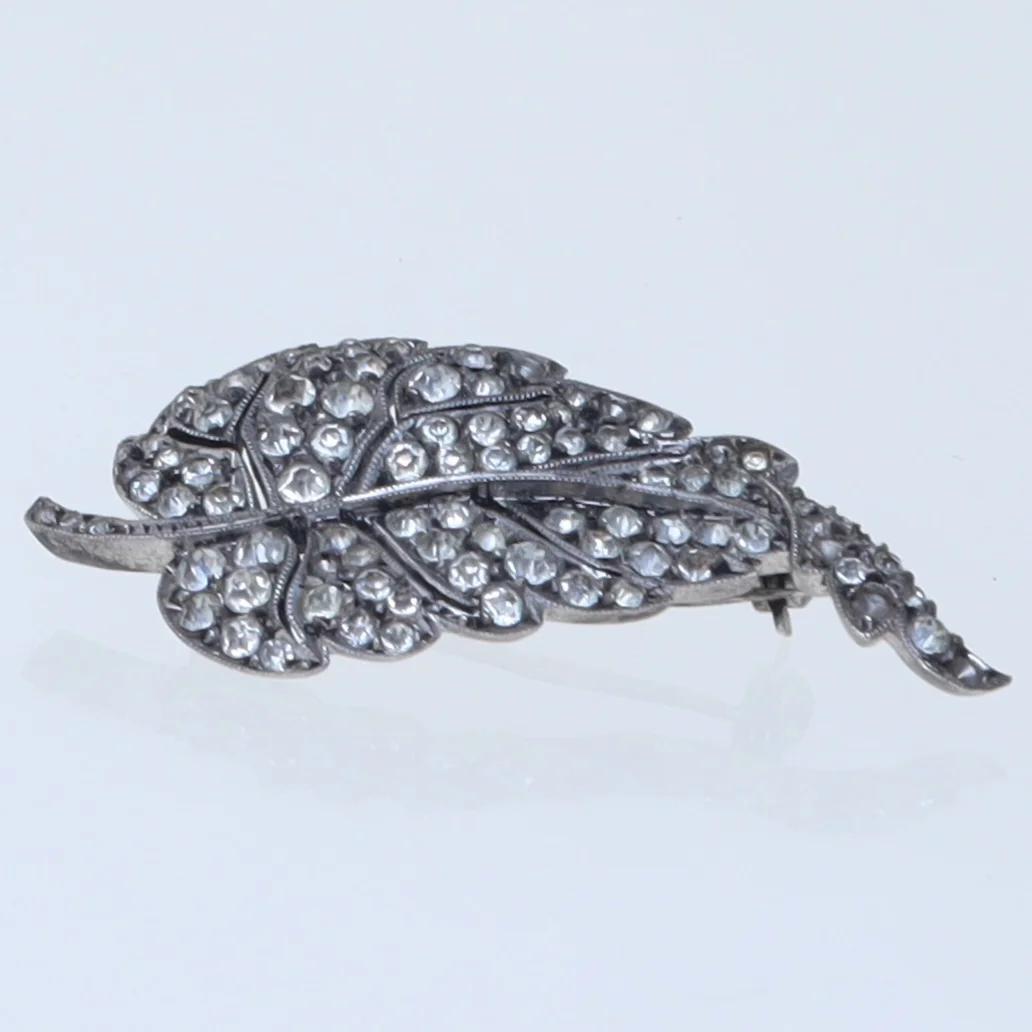 Broche med blad design (str. 4,5 cm)