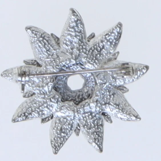 Blomstformet broche i sort (str. 3,5 cm)