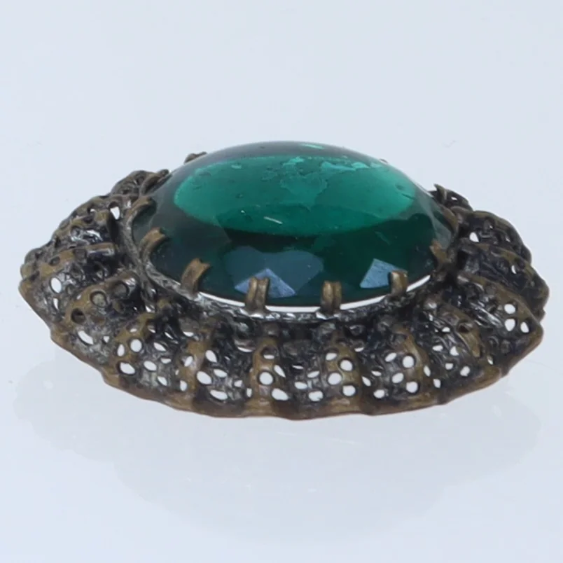 Vintage broche med grøn sten (str. 3 cm)