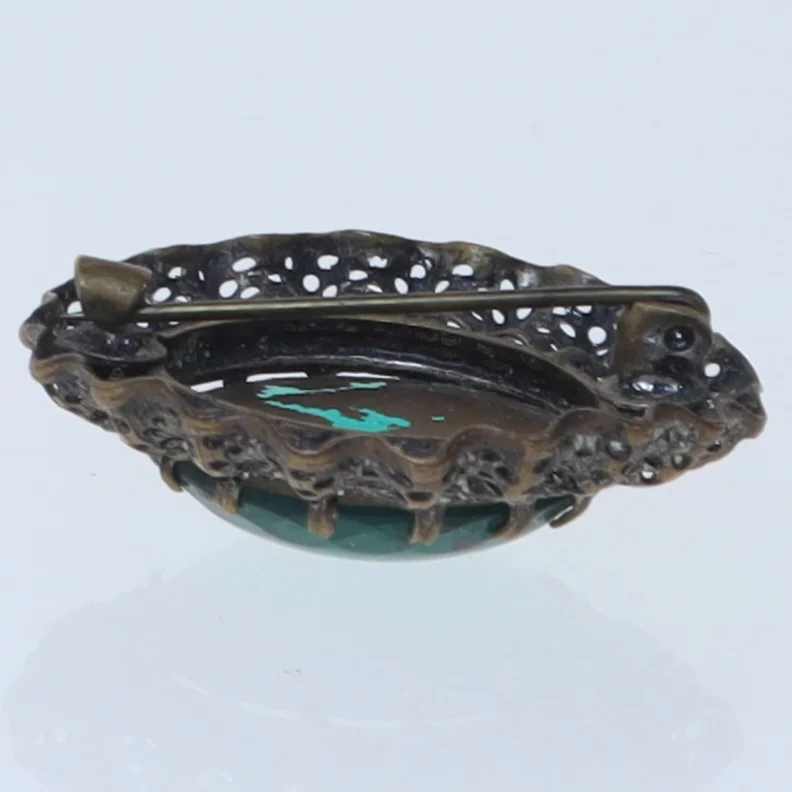 Vintage broche med grøn sten (str. 3 cm)