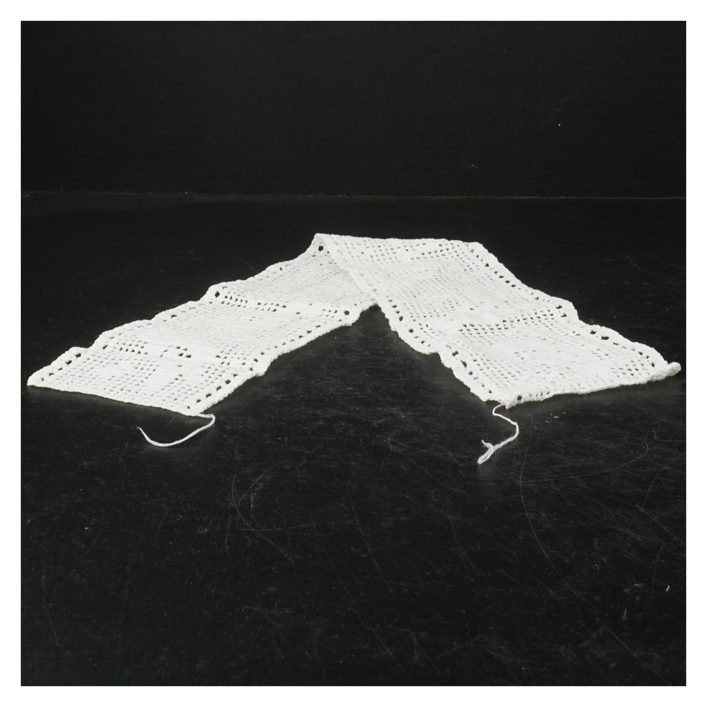 Hvid hæklet bort (str. 56 cm)