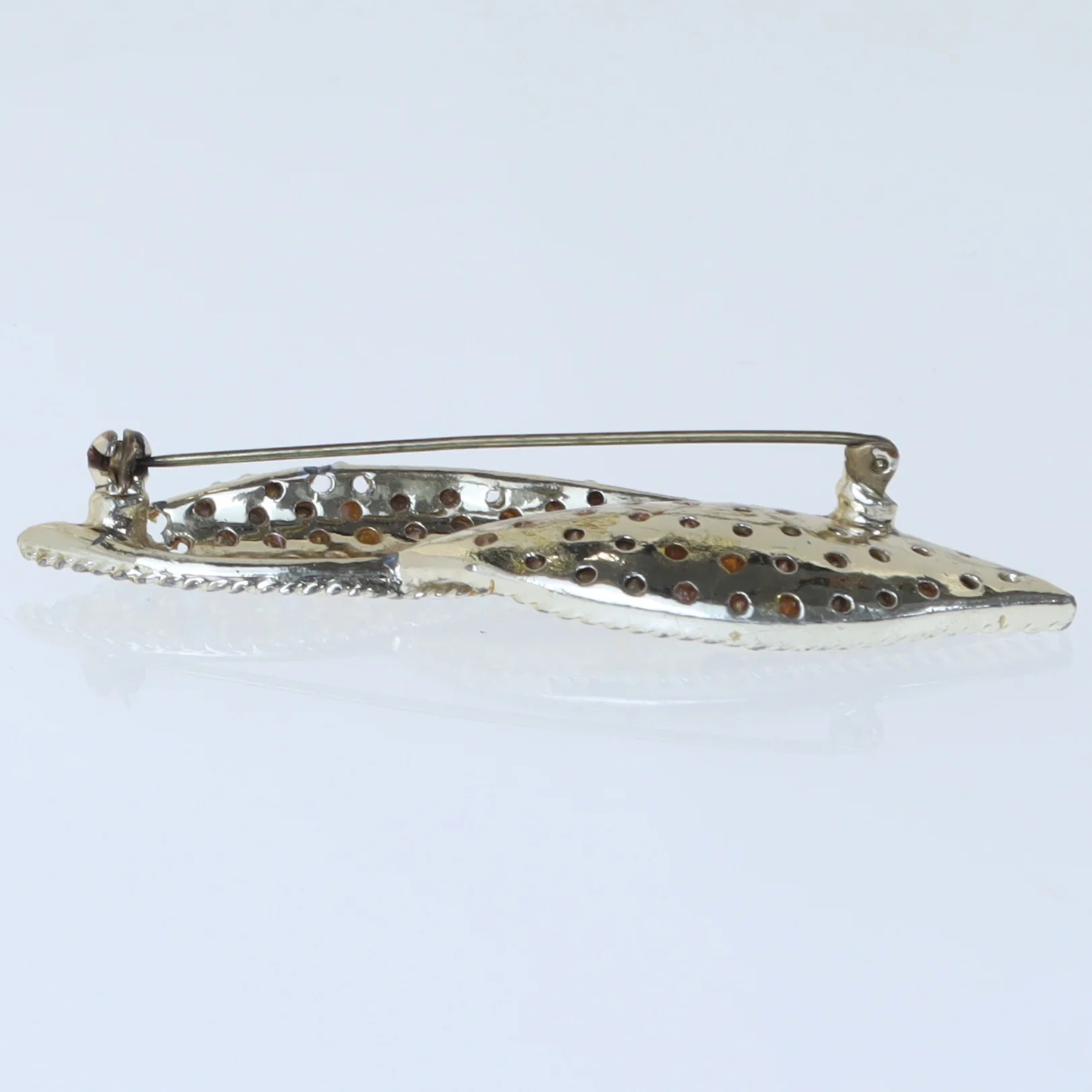 Bladformet broche med blå sten (str. 7,5 cm)