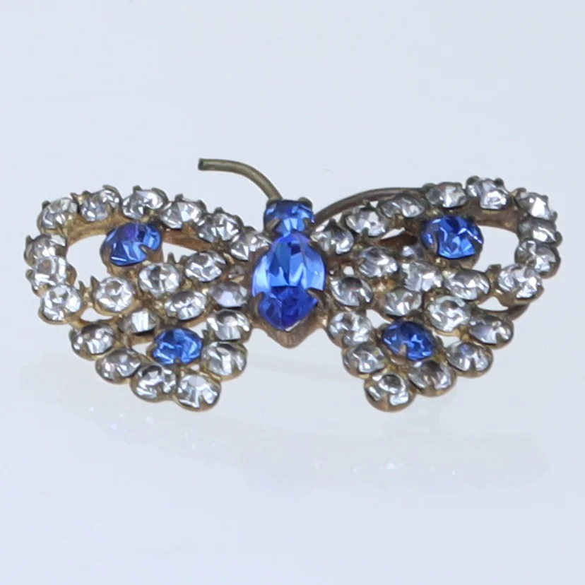Sommerfugleformet broche med blå og klare sten (str. 3,5 cm)