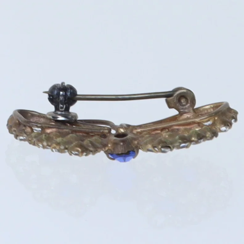 Sommerfugleformet broche med blå og klare sten (str. 3,5 cm)