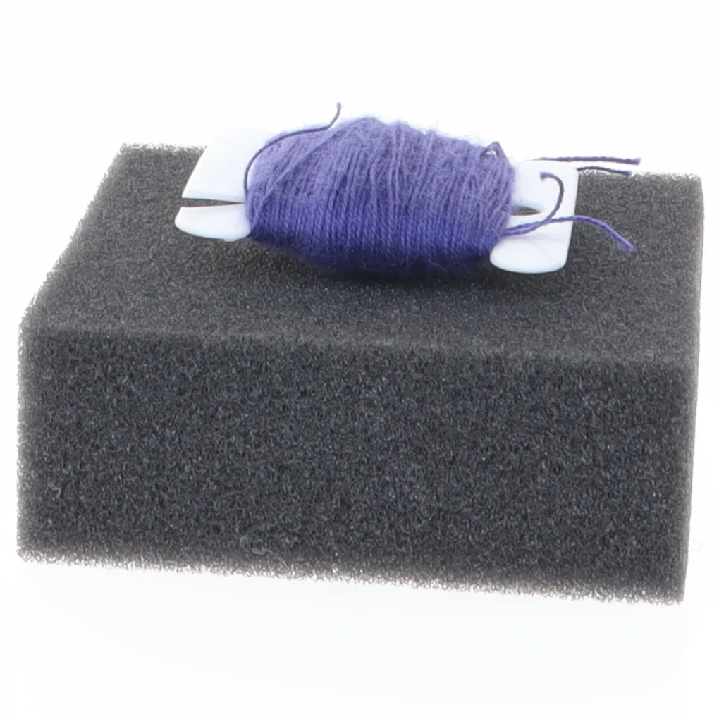 Broderitråd på plastikspole (str. 4 x 4 cm)