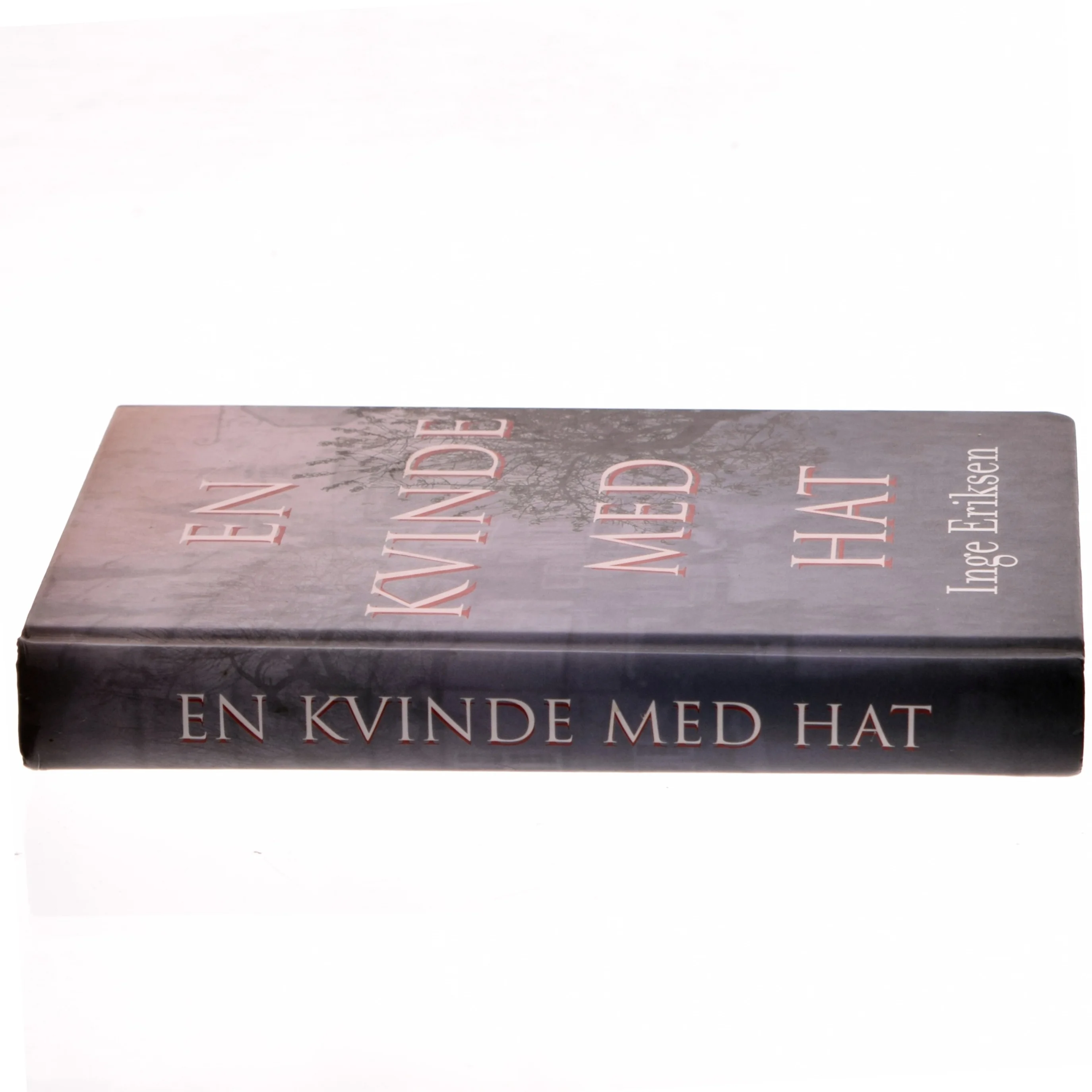 En kvinde med hat : roman af Inge Eriksen (f. 1935) (Bog)