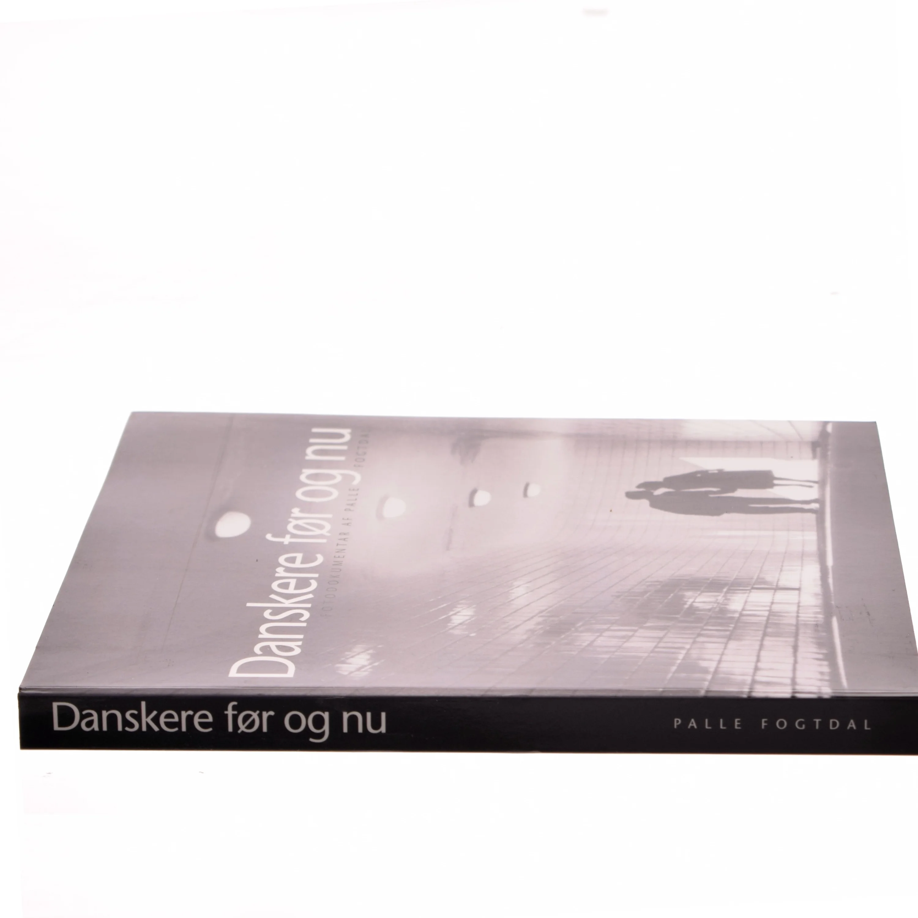 Danskere før og nu : 274 før og nu fotografier viser parvis, hvordan livet i Danmark har ændret sig i såvel stort som småt i de sidste hundrede år : fotodokumentar af Palle Fogtdal (Bog)