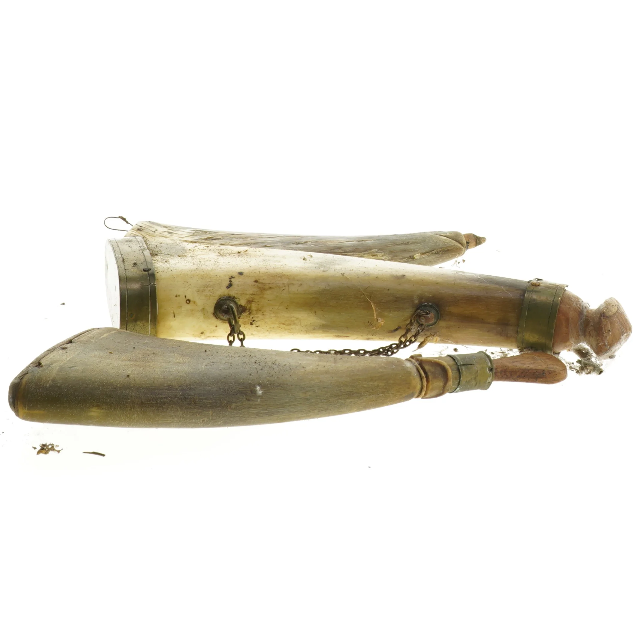 Tre antikke krudthorn (str. 21 cm)