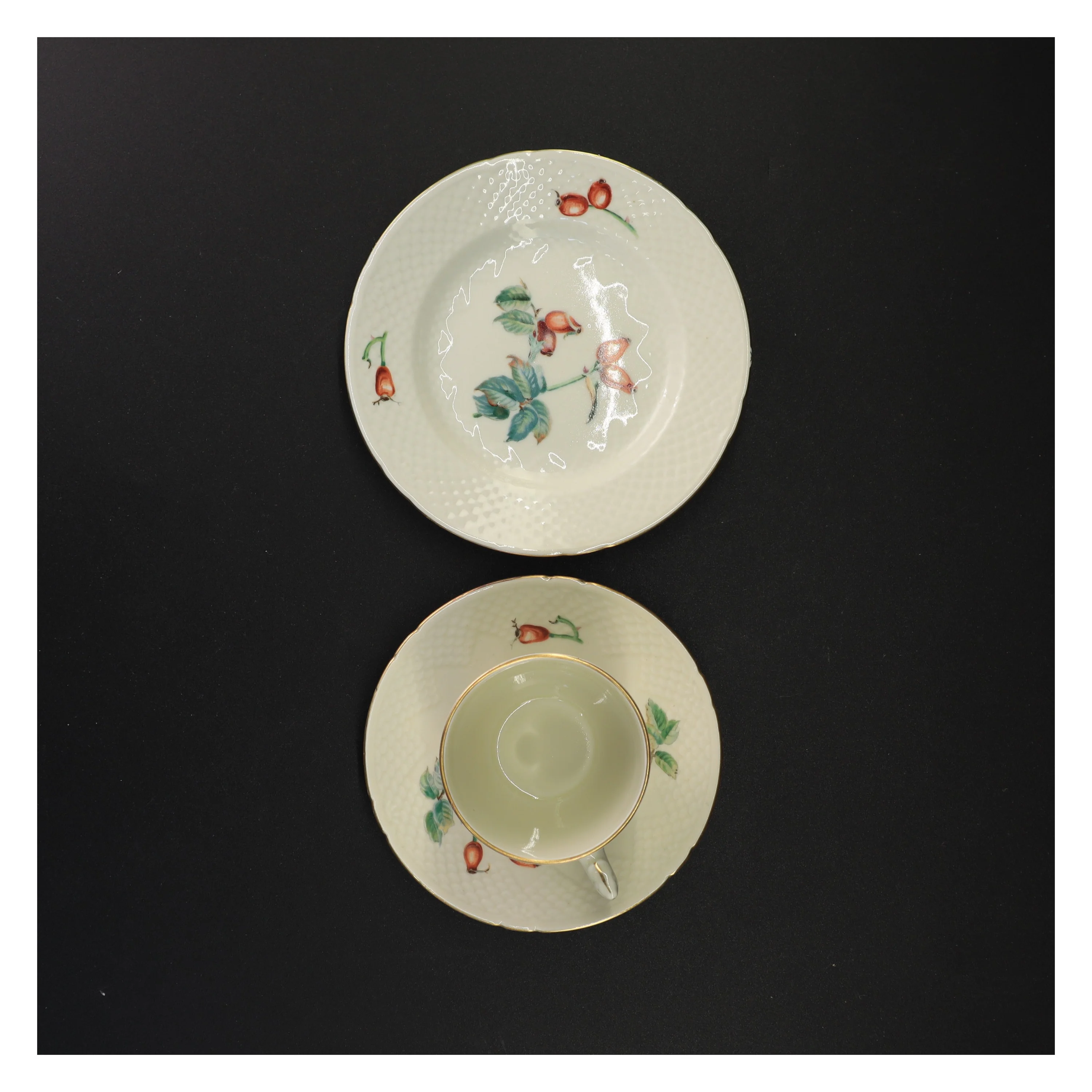 Porcelæn tekop med underkop og desserttallerken fra Bing Og Grøndal (str. Diameter 15 og en halv cm kop 6 xn 7 cm)