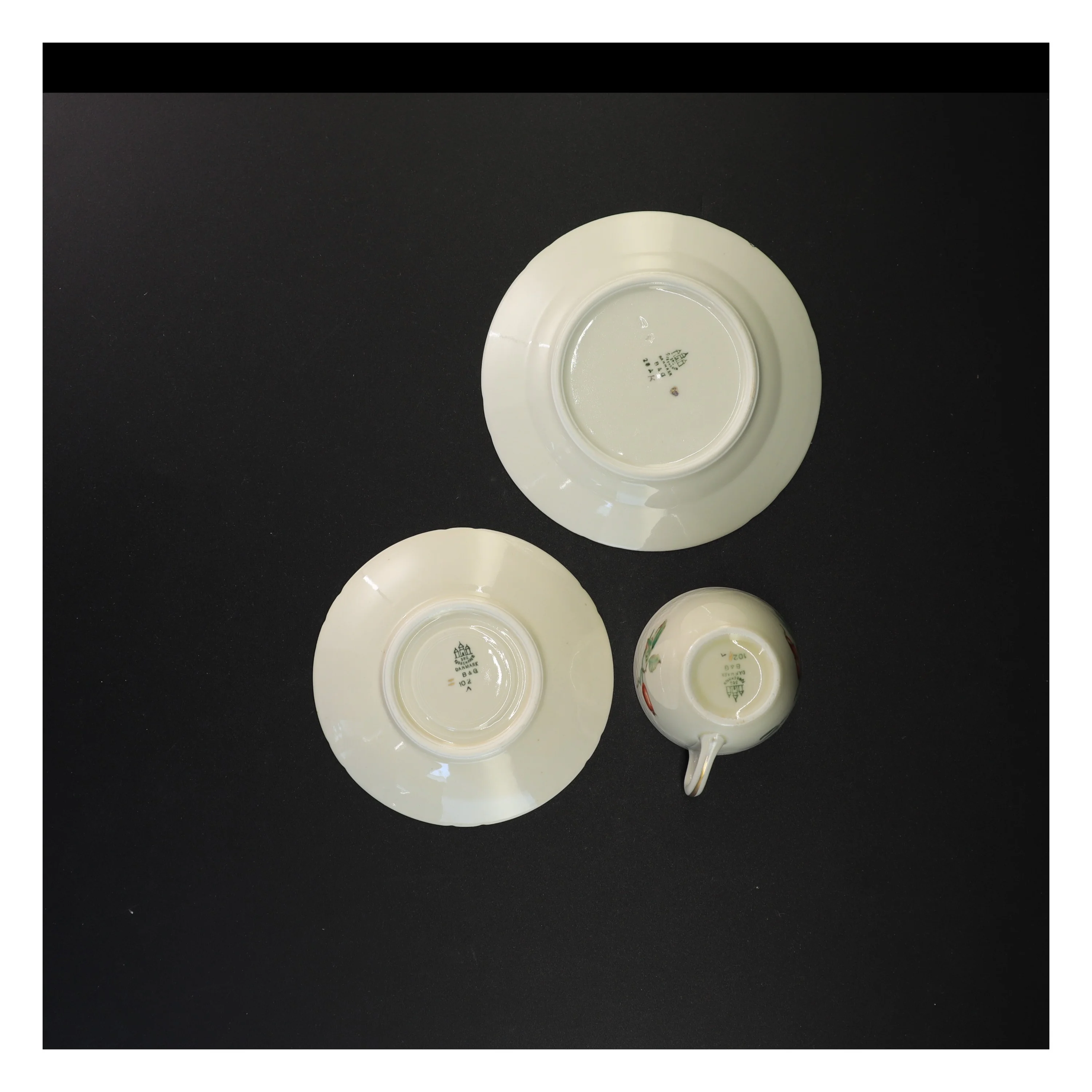 Porcelæn tekop med underkop og desserttallerken fra Bing Og Grøndal (str. Diameter 15 og en halv cm kop 6 xn 7 cm)