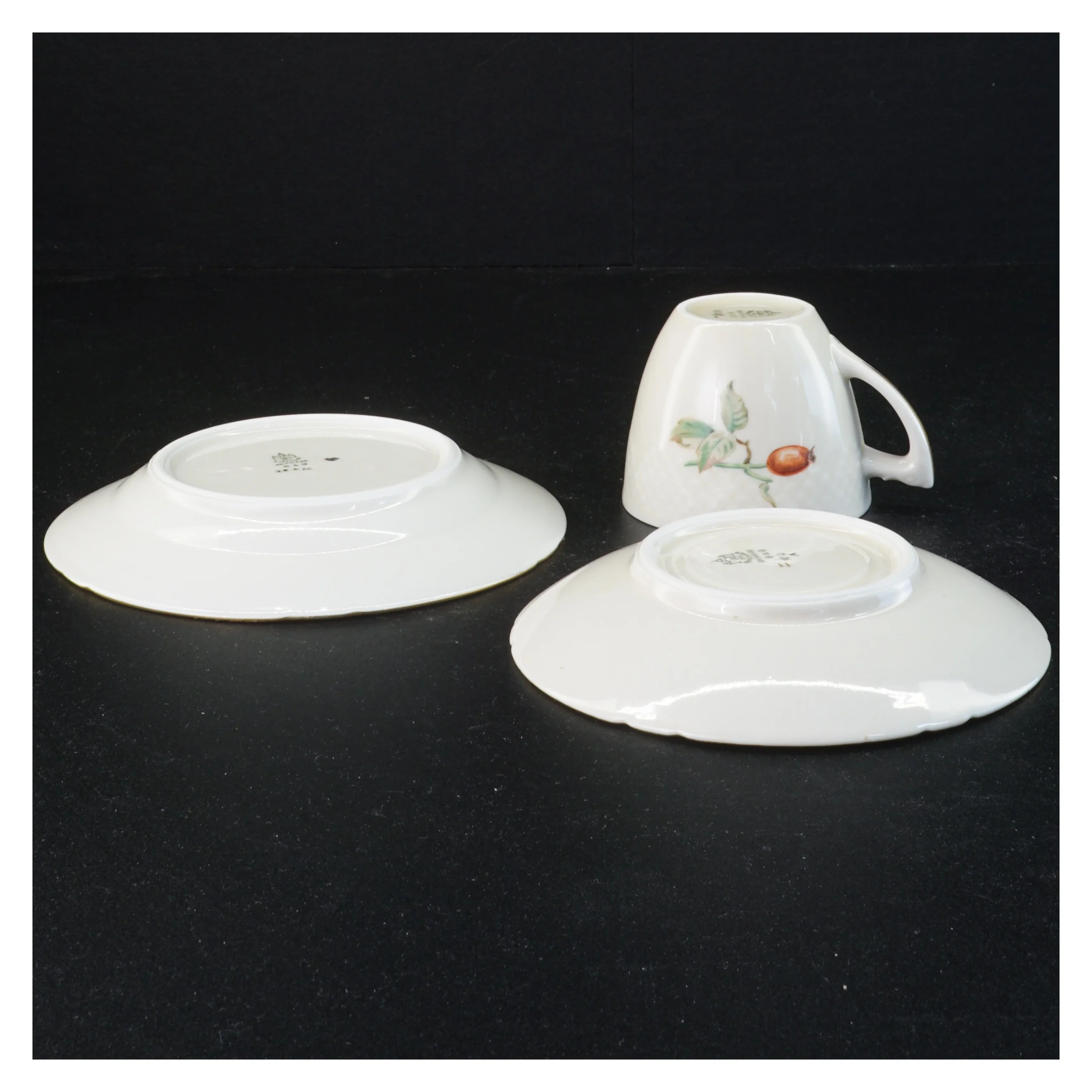 Porcelæn tekop med underkop og desserttallerken fra Bing Og Grøndal (str. Diameter 15 og en halv cm kop 6 xn 7 cm)