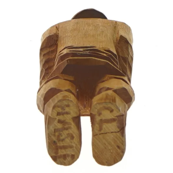 Træfigur med frakke og hat (str. 16 cm)