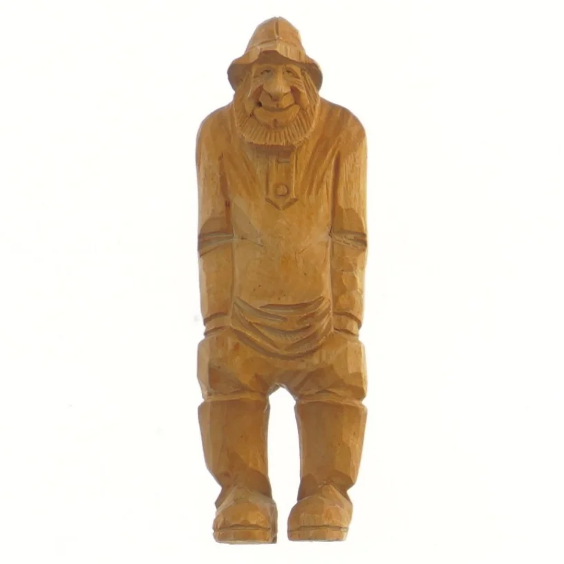 Træfigur med frakke og hat (str. 16 cm)