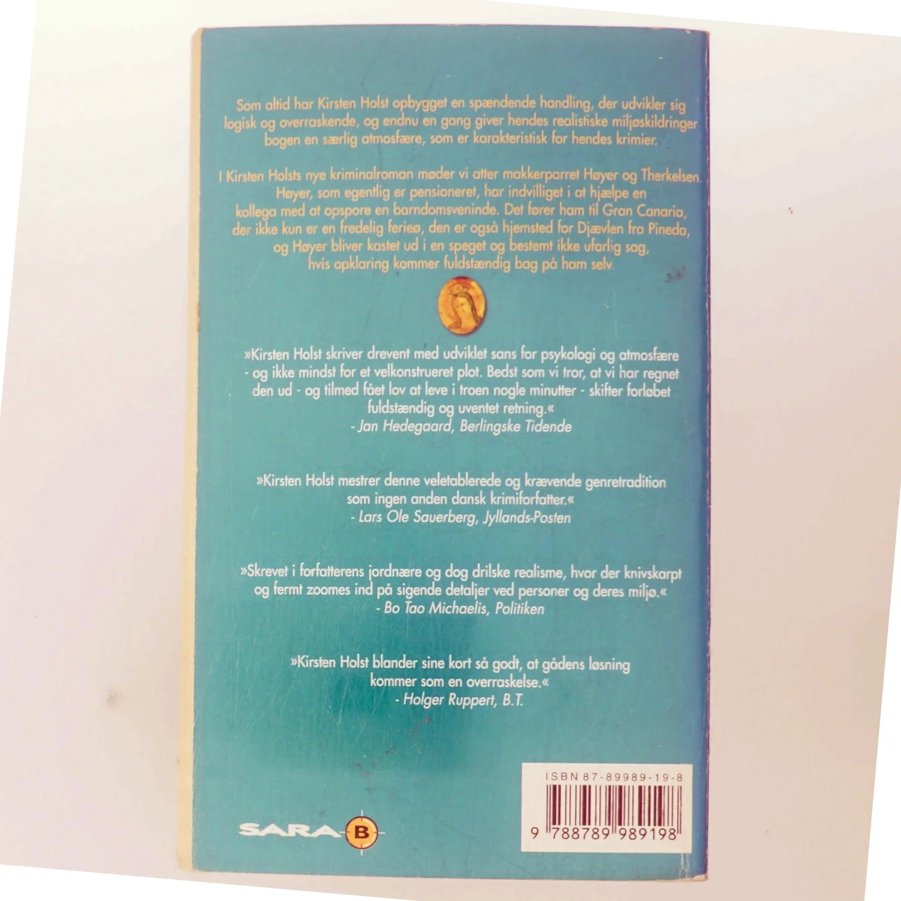 I al sin glans og herlighed : kriminalroman af Kirsten Holst (f. 1936) (Bog)