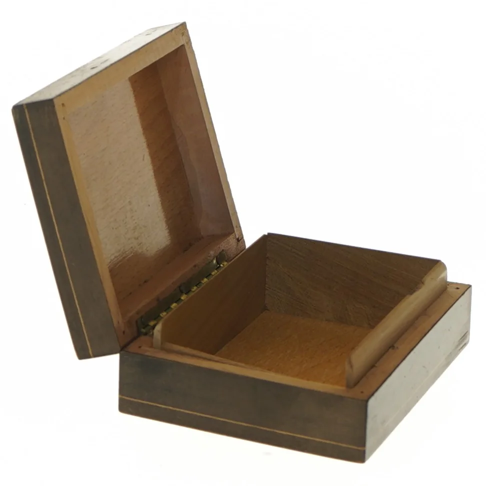 Trææske med indlagte træfigurer (str. 10x8x3,5 cm)