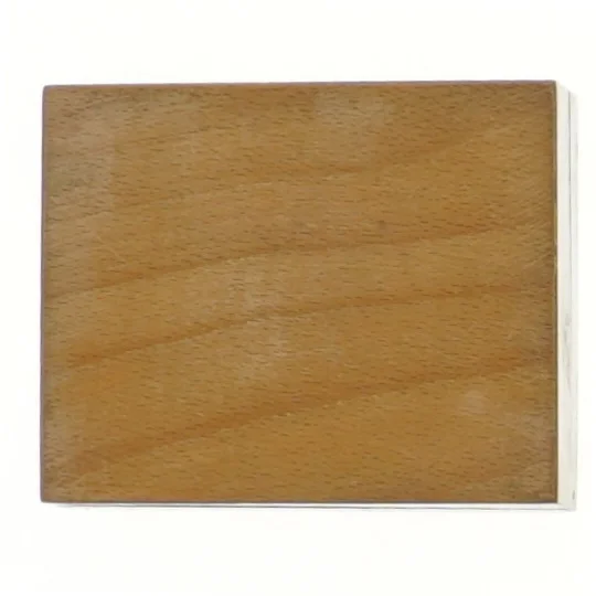 Trææske med indlagte træfigurer (str. 10x8x3,5 cm)