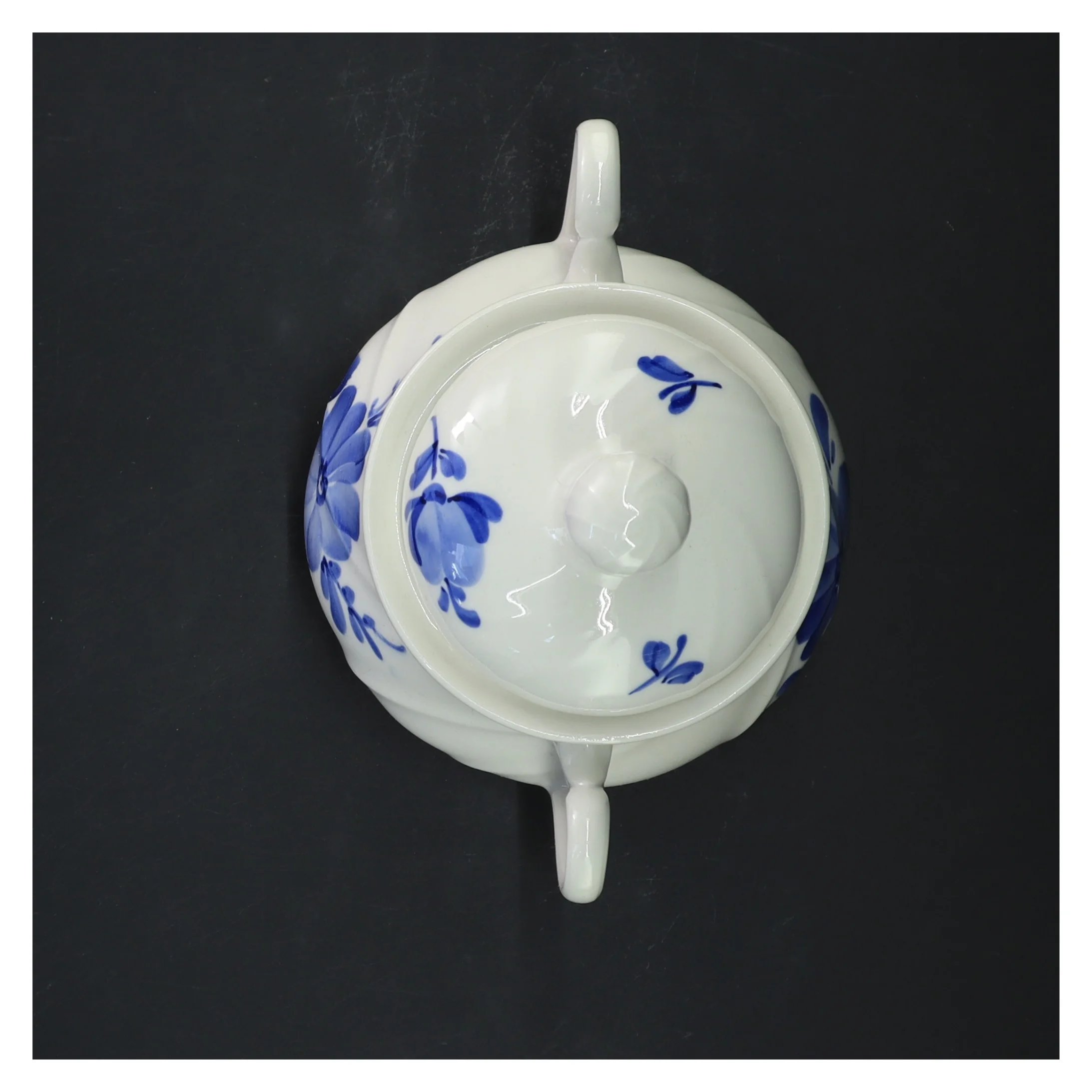 Sukkerskål med låg og blomsterdekoration (str. 14x12 cm)