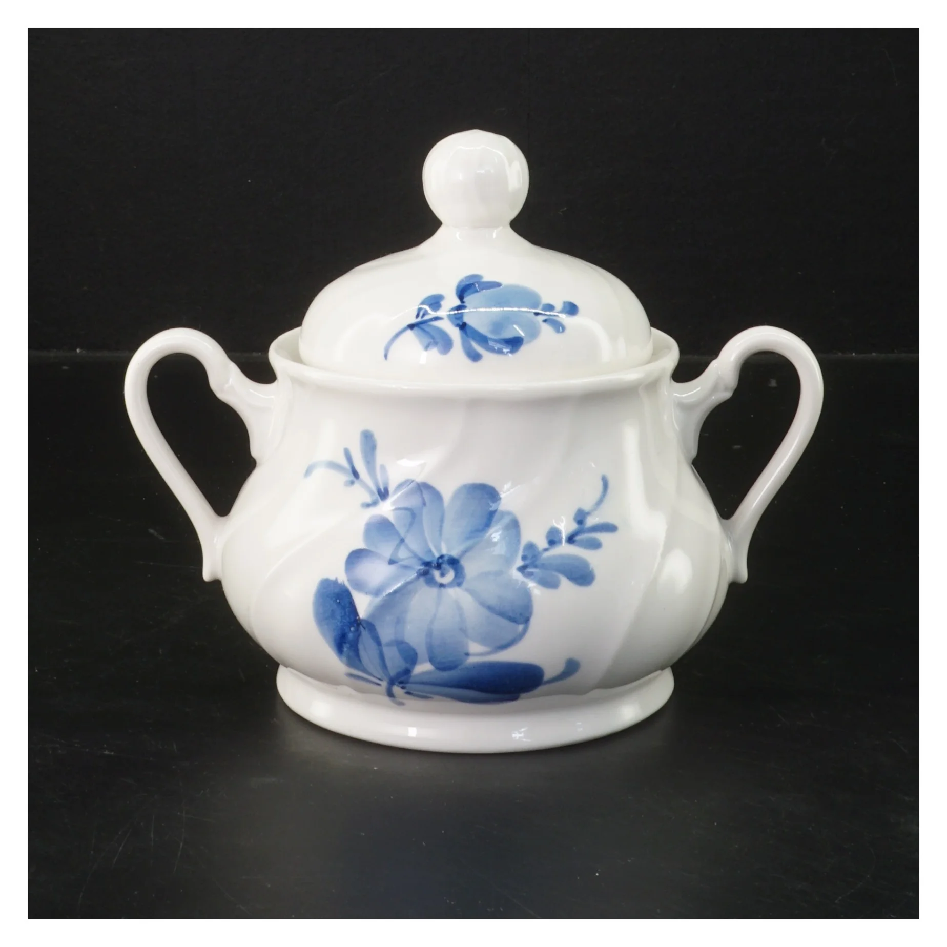 Sukkerskål med låg og blomsterdekoration (str. 14x12 cm)