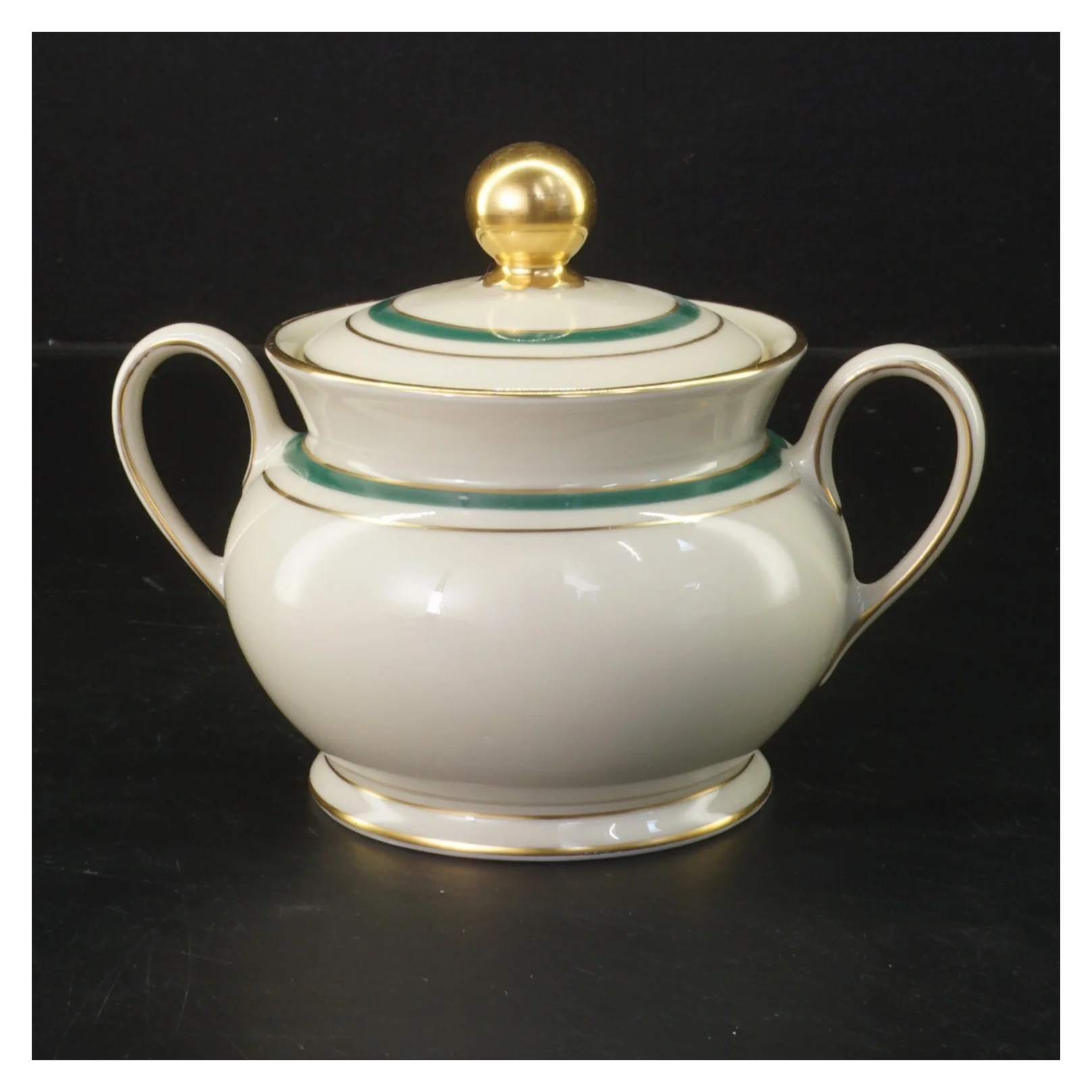 Sukkerskål med låg og håndtag fra Københavns Porcellains Maleri (str. 12x12 cm)