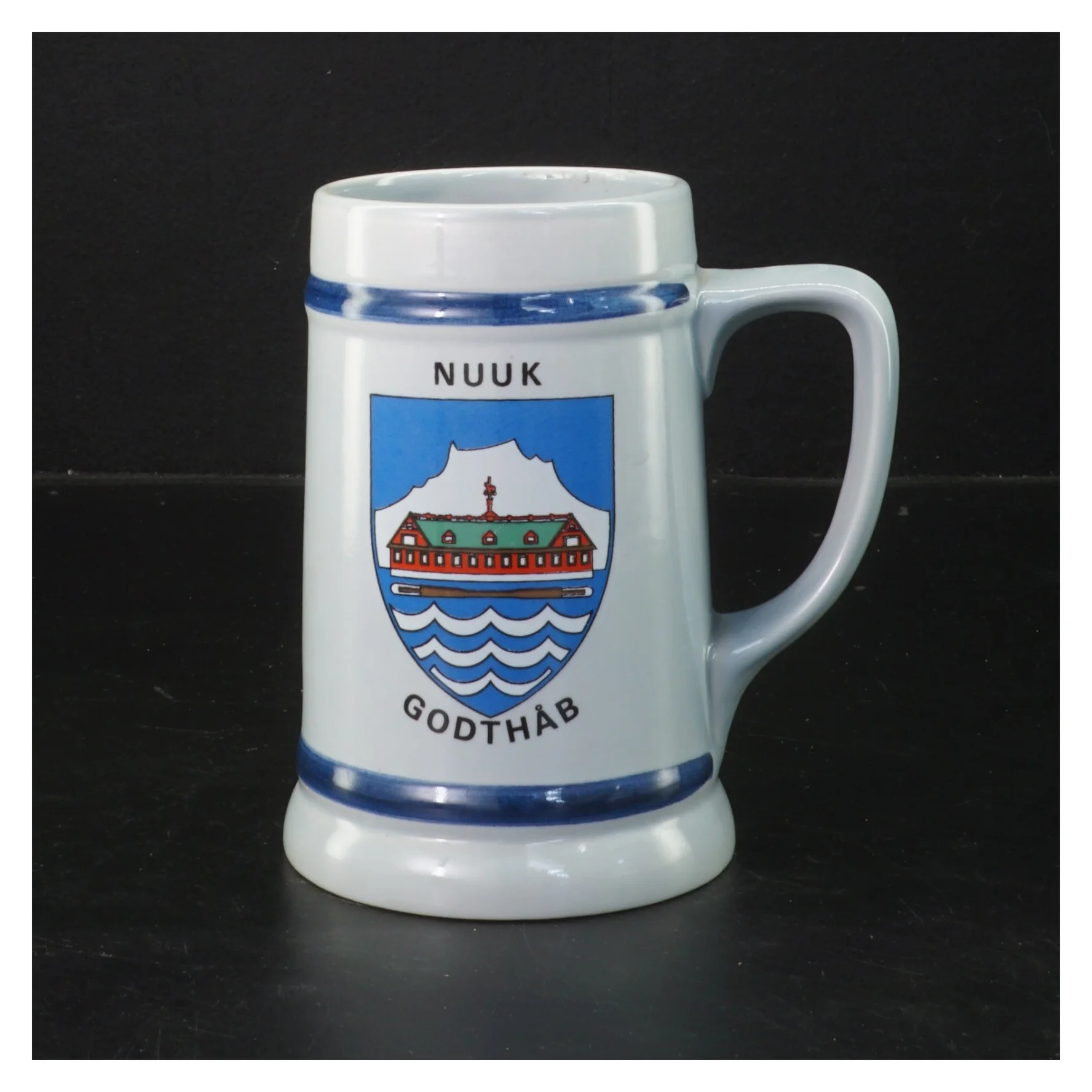 Porcelæn krus med Nuuk motiv fra Søholm (str. 14 cm)