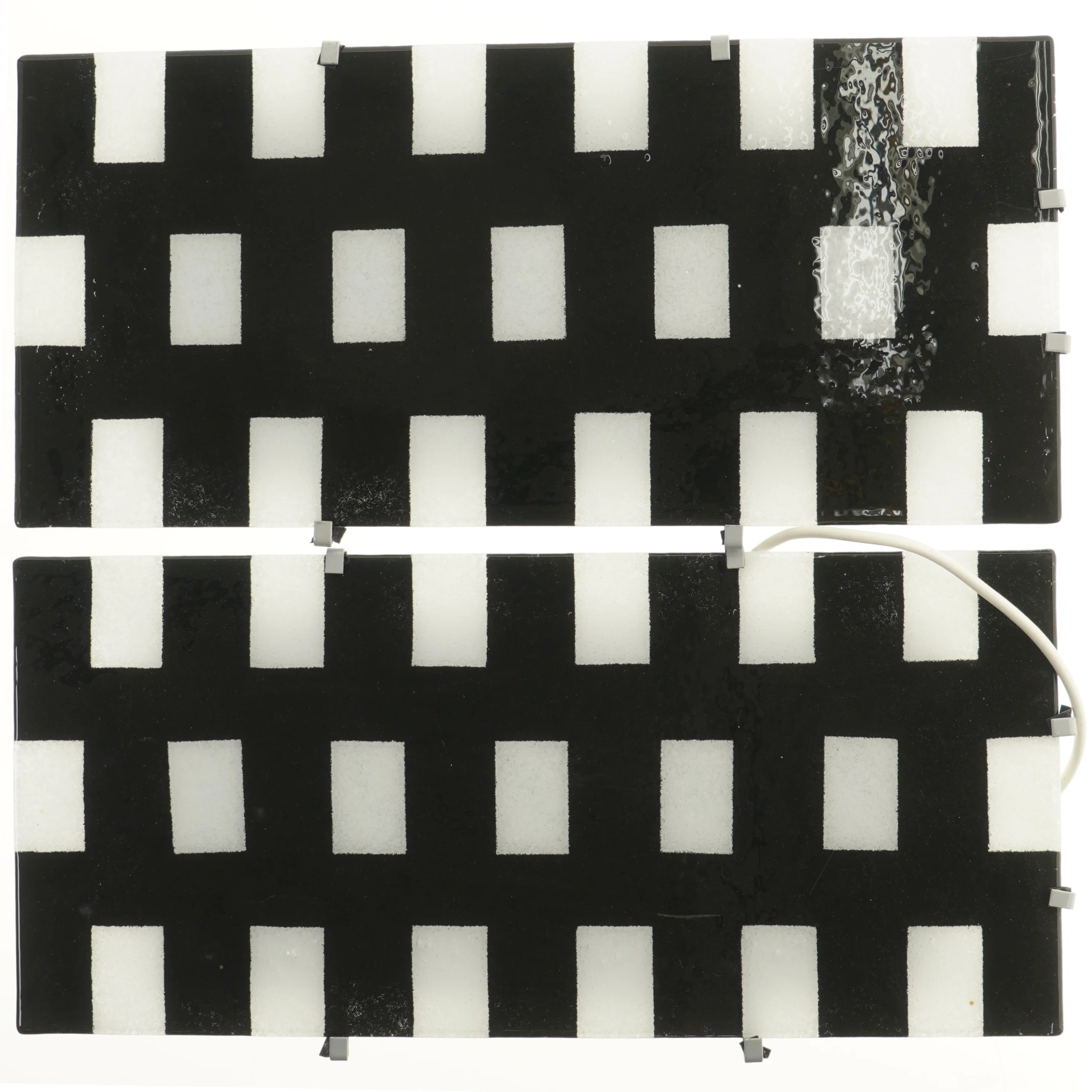 Vægpaneler med sort-hvidt mønster (str. 2 stk 56x26 cm)