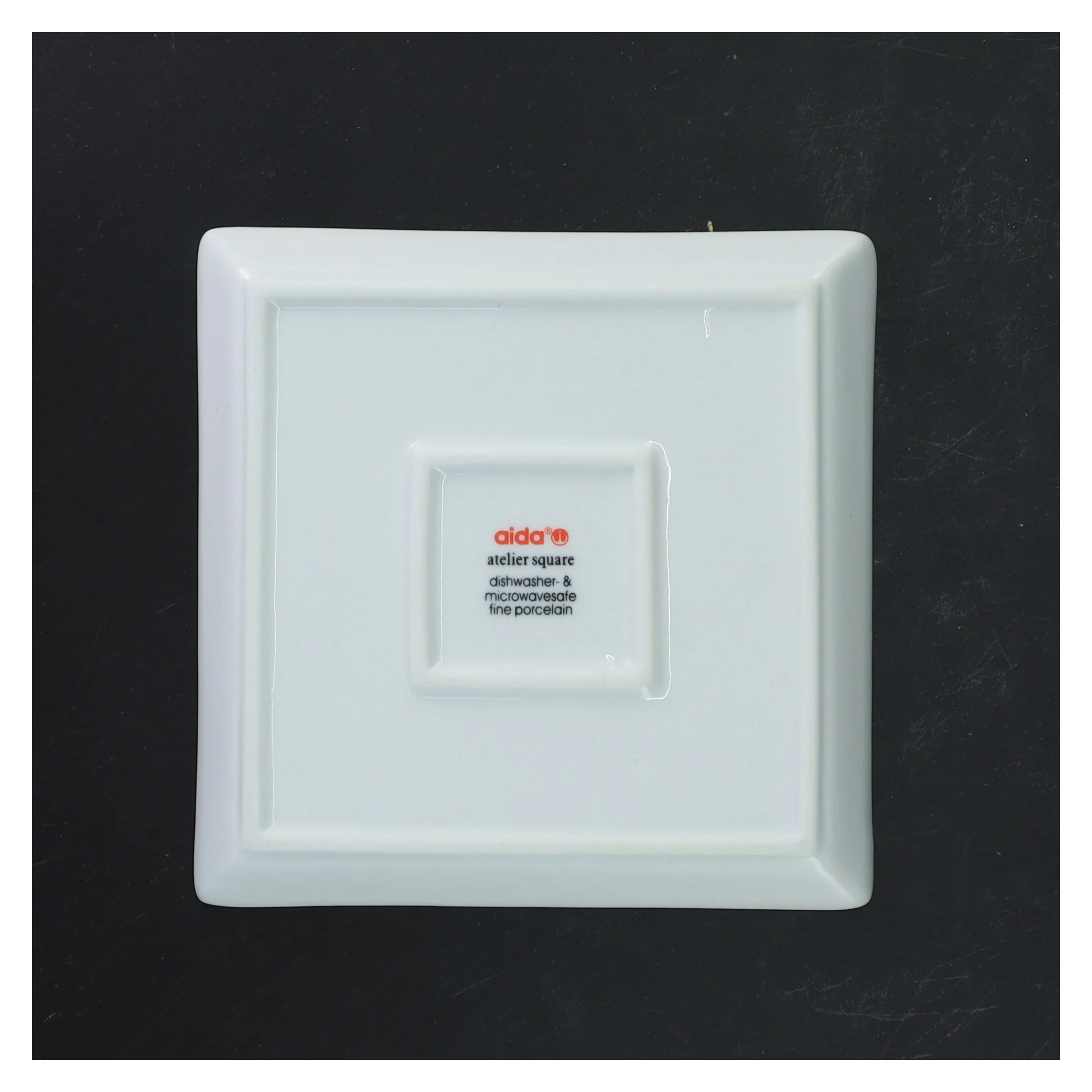 Kvadratiske tallerkener i porcelæn fra Aida (str. 15x15 cm)