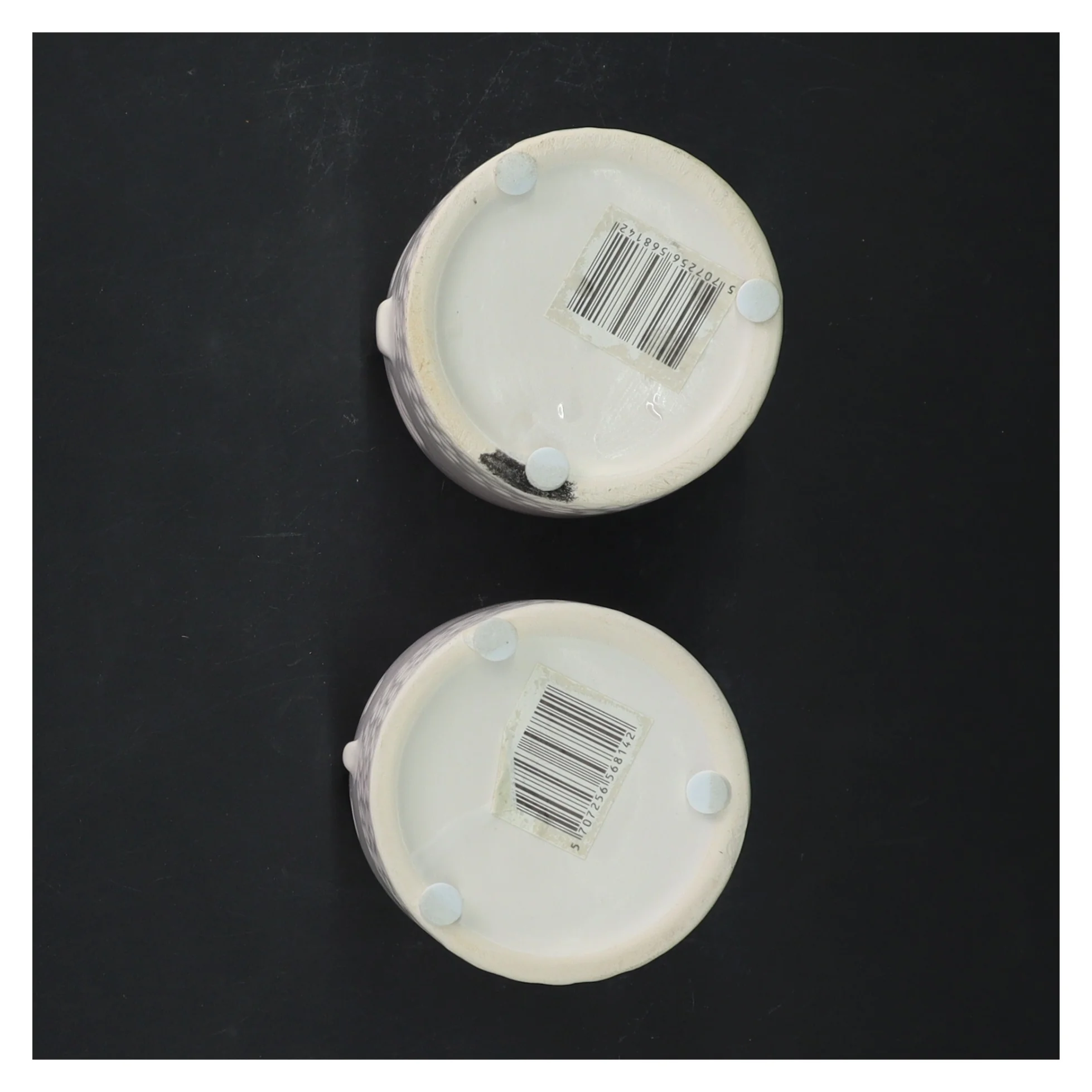 To hvide urtepotter med ansigt (str. Ø 7,5 cm)