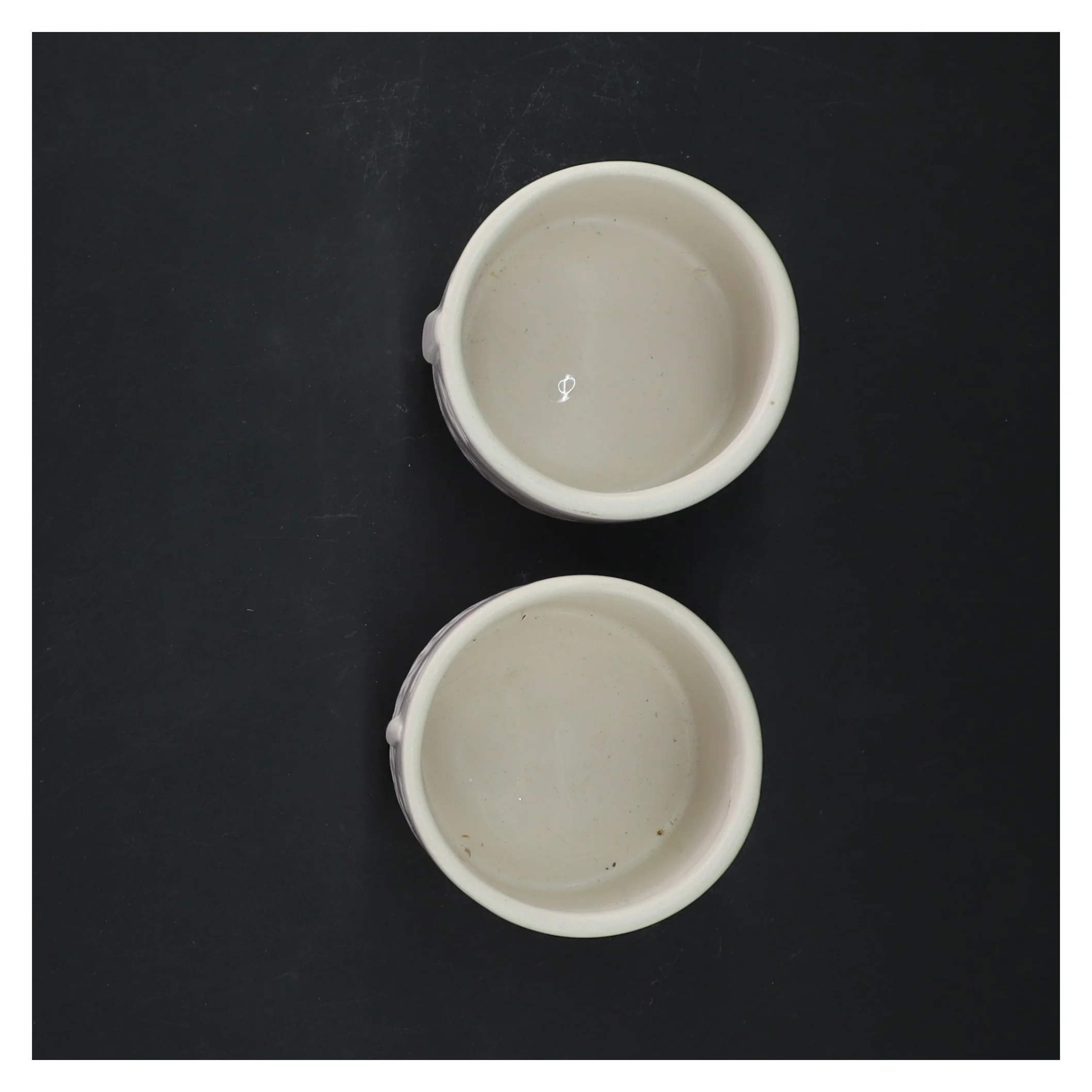 To hvide urtepotter med ansigt (str. Ø 7,5 cm)