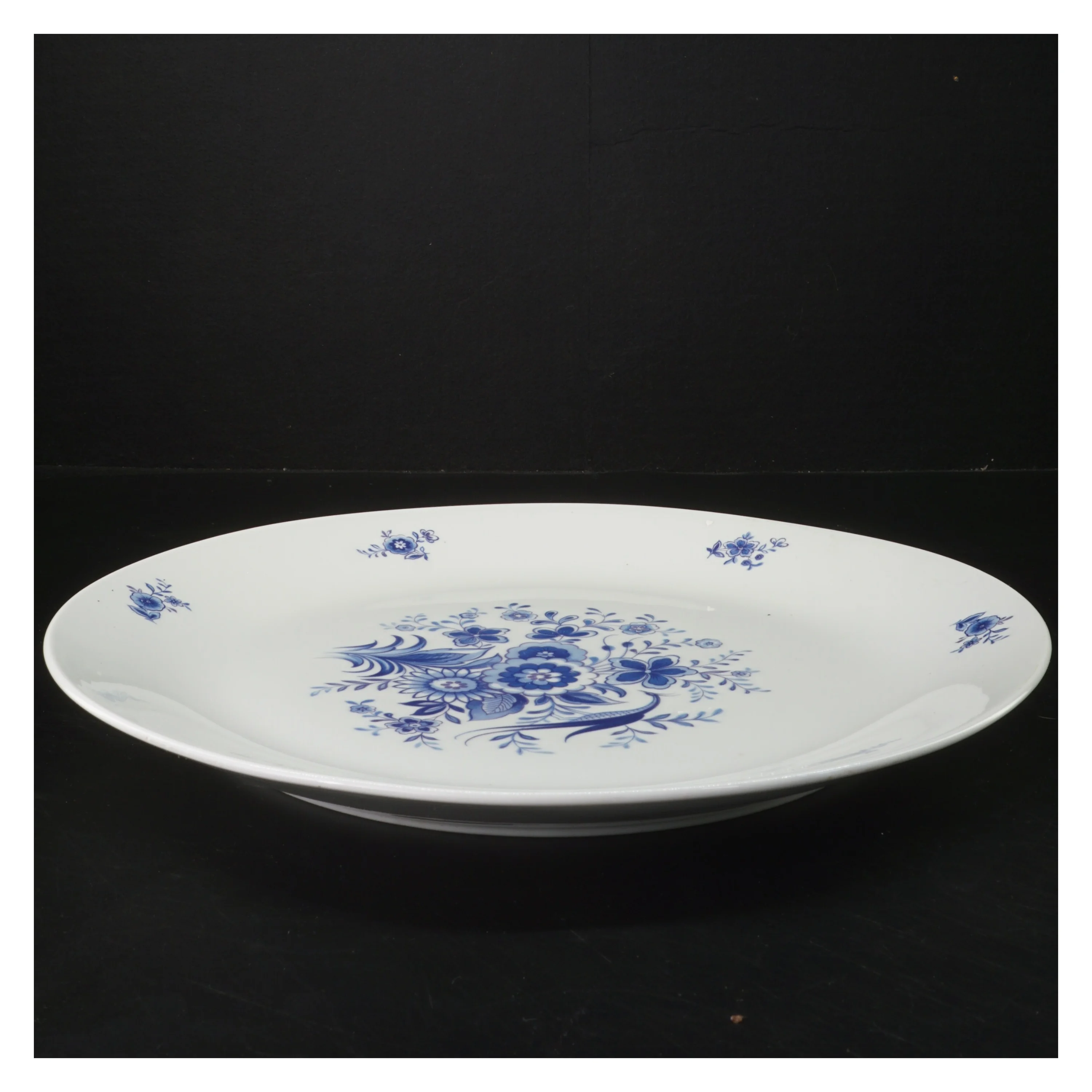 Porcelænsfad med blåt mønster (str. Ø 33,5 cm)