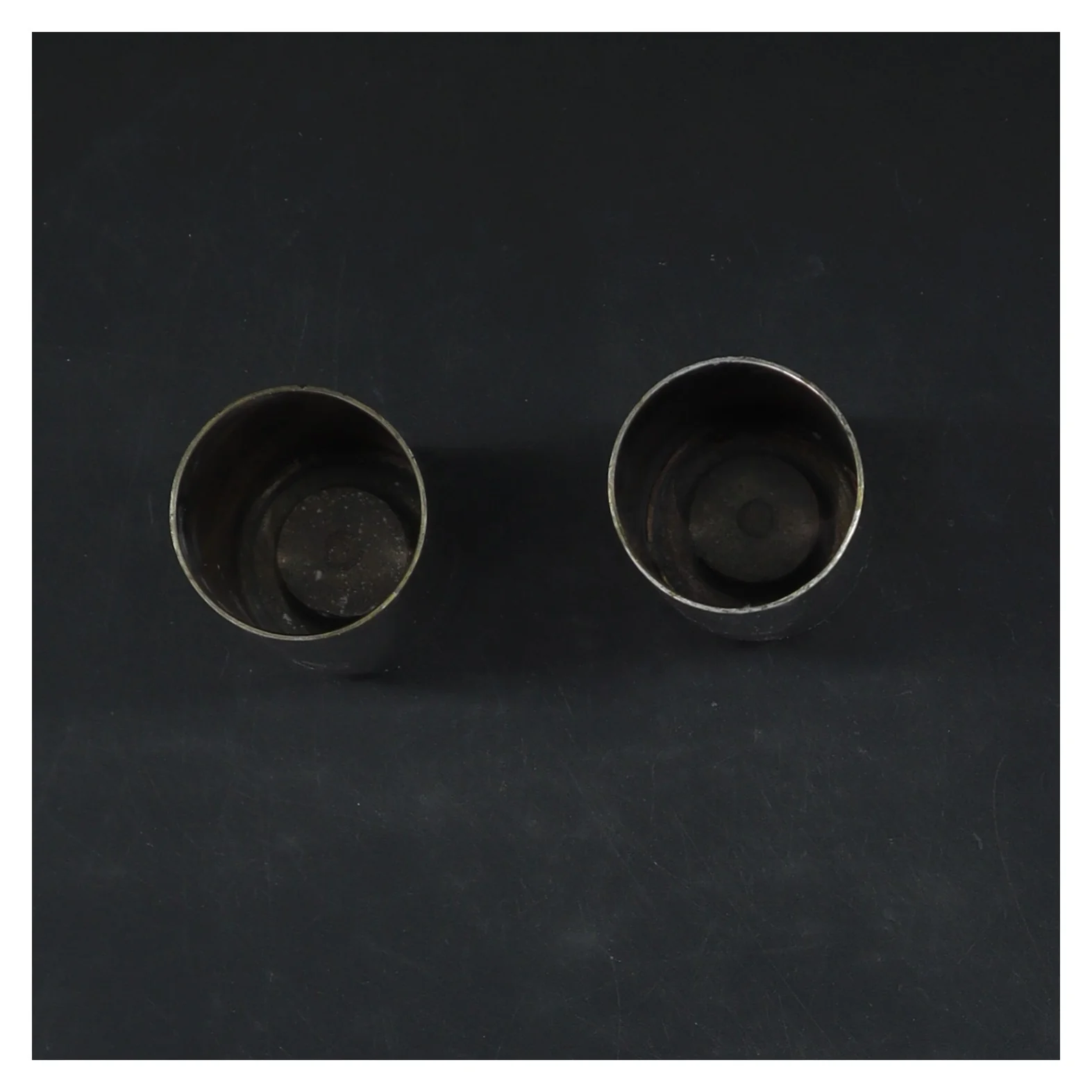 Sæt af metal lysestager (str. 8,5 cm)