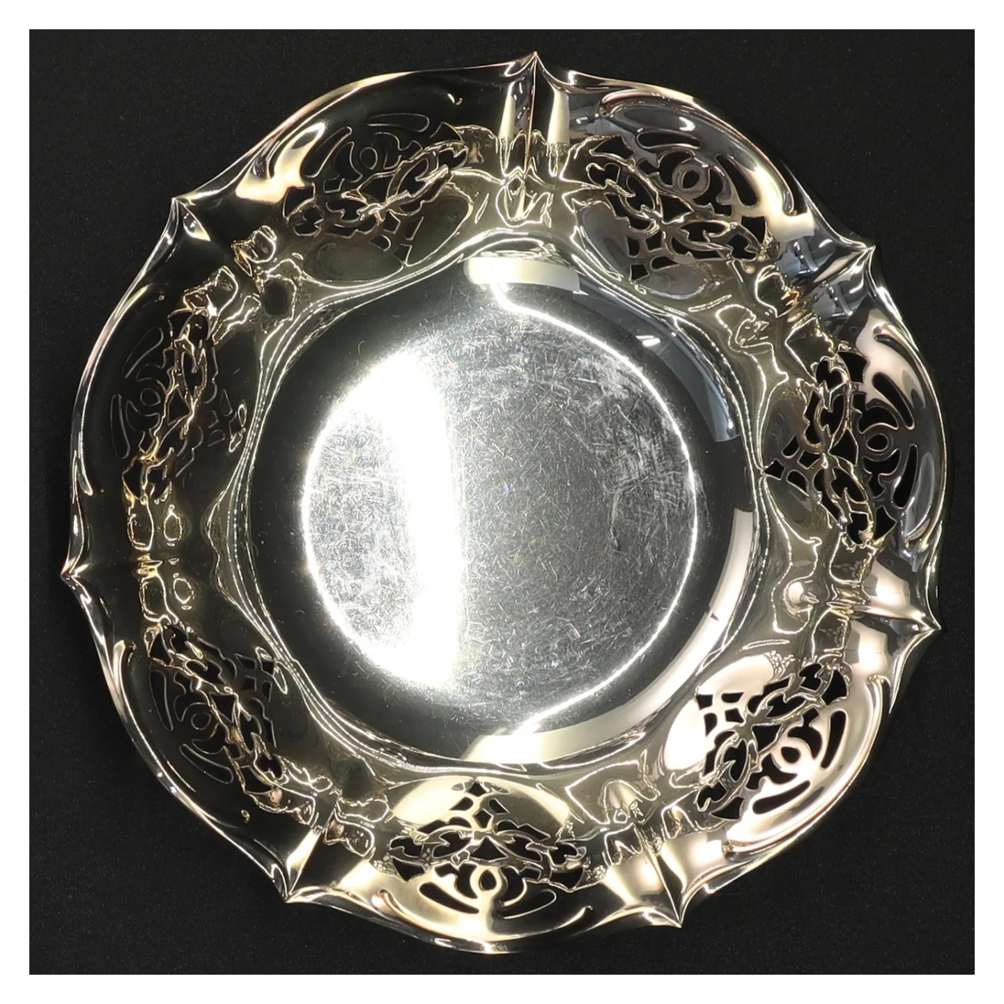 Sølvfarvet metal bakke (str. 15 x 4 cm)