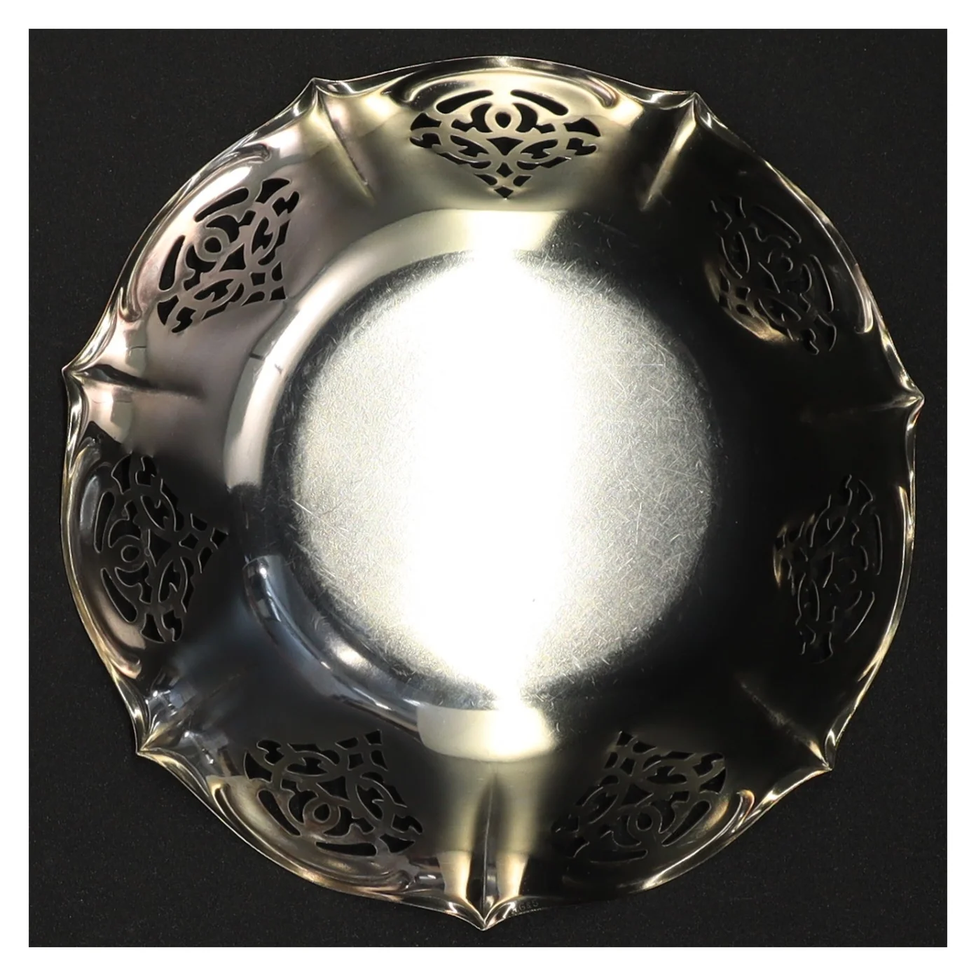 Sølvfarvet metal bakke (str. 15 x 4 cm)