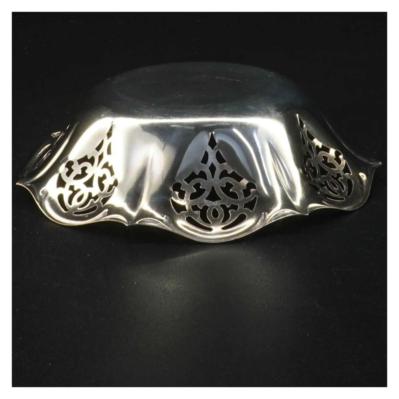 Sølvfarvet metal bakke (str. 15 x 4 cm)