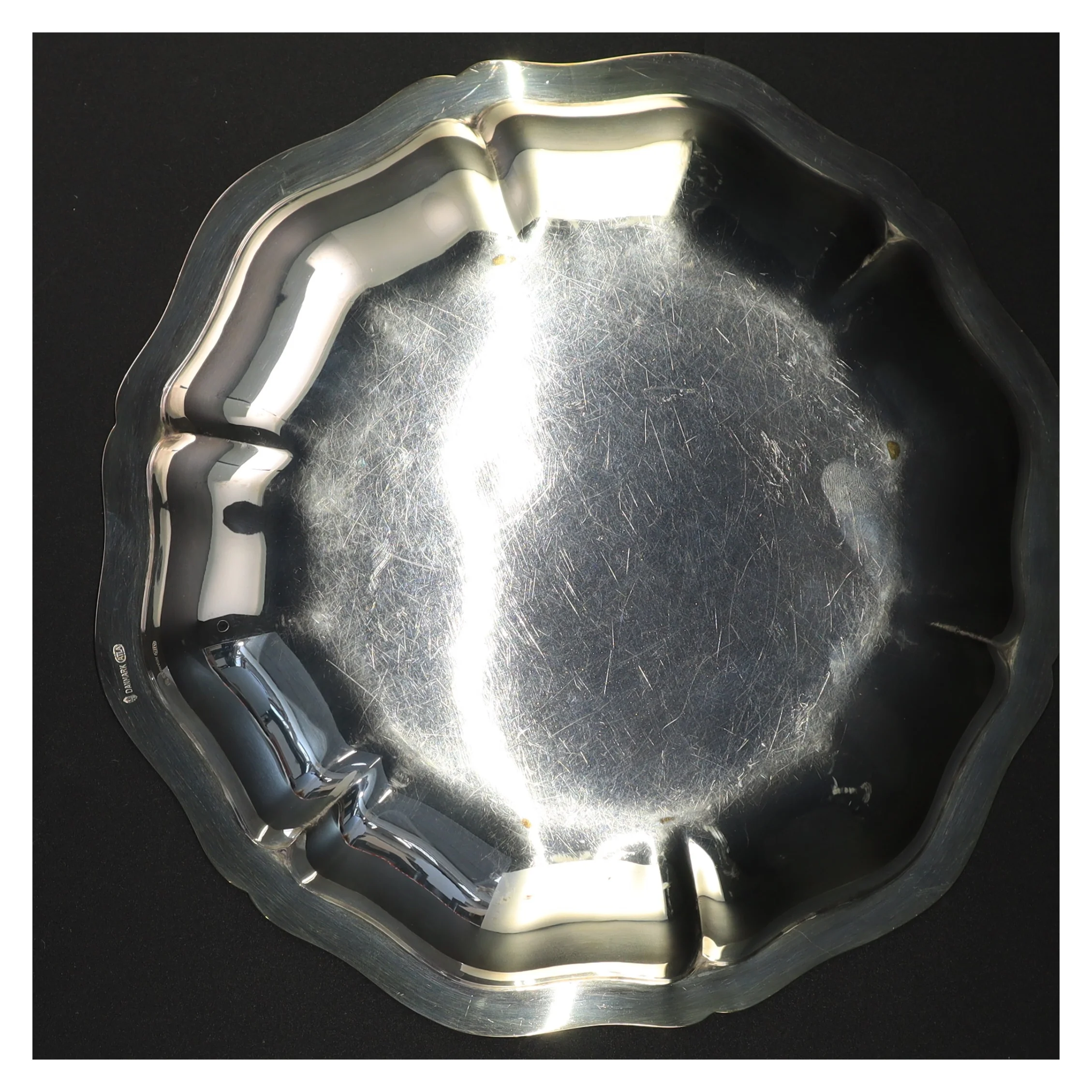 Sølvfarvet bakke (str. 25 x 5 cm)