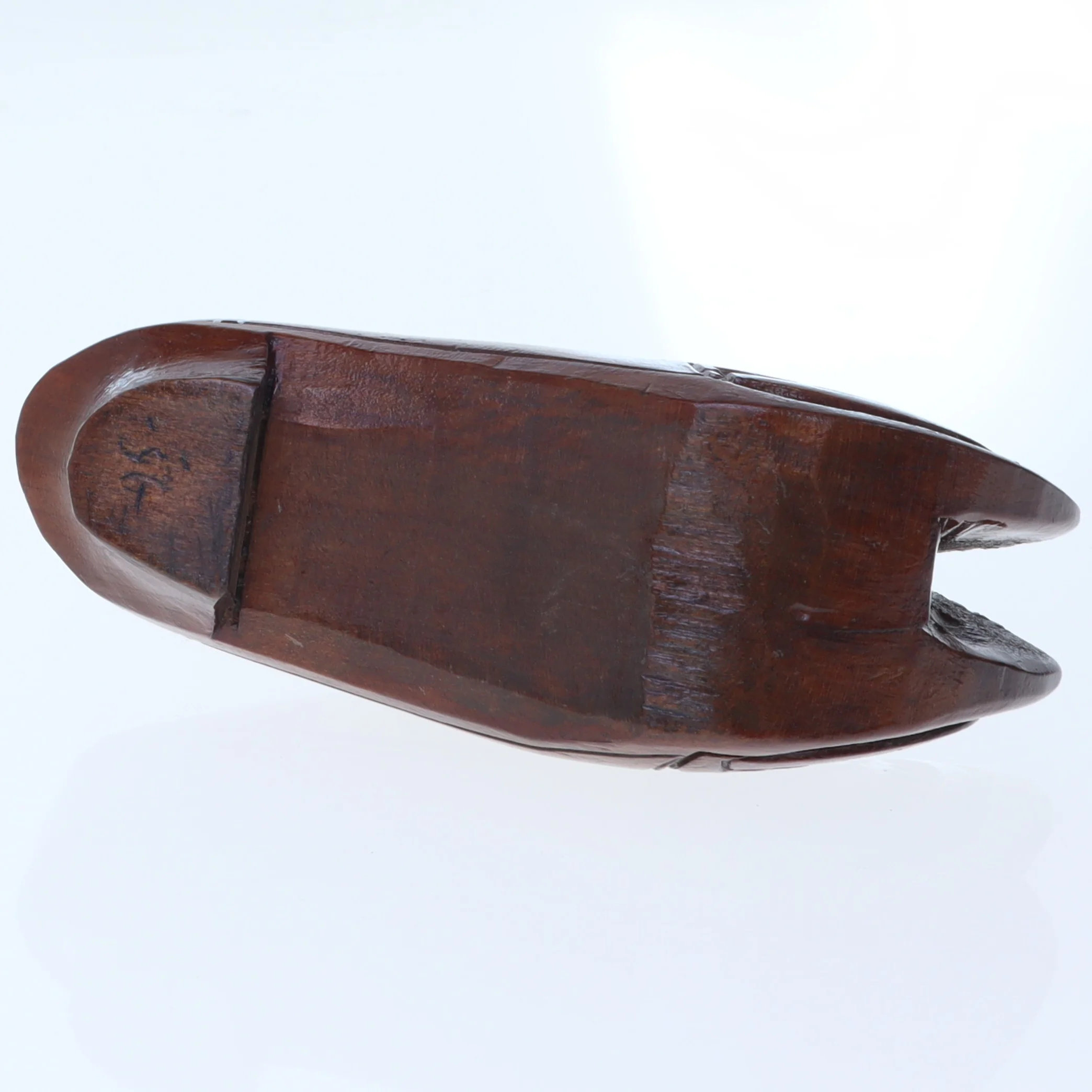 Udsmykket træskulptur af skildpadde (str. 11 x 4 x 5 cm)