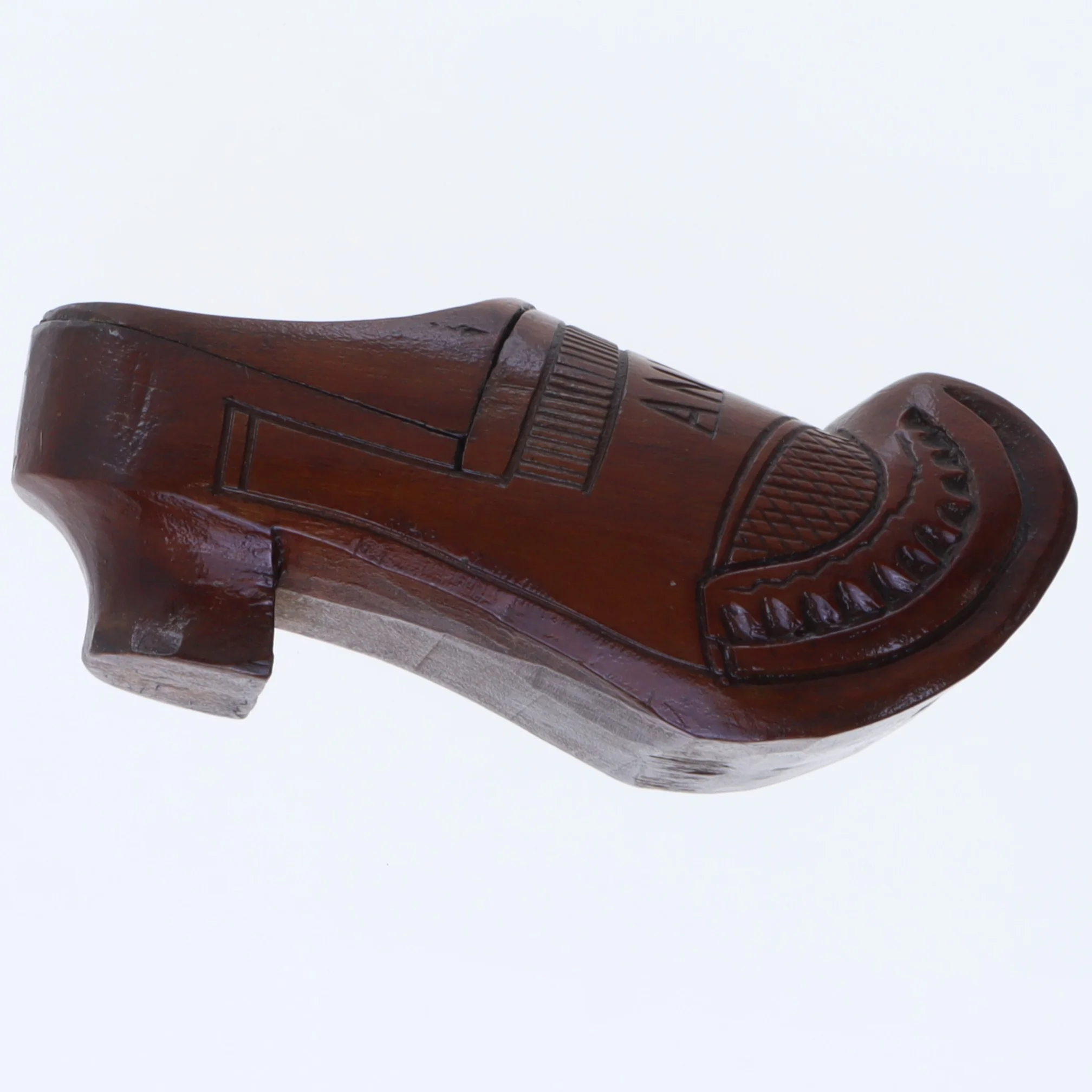 Udsmykket træskulptur af skildpadde (str. 11 x 4 x 5 cm)