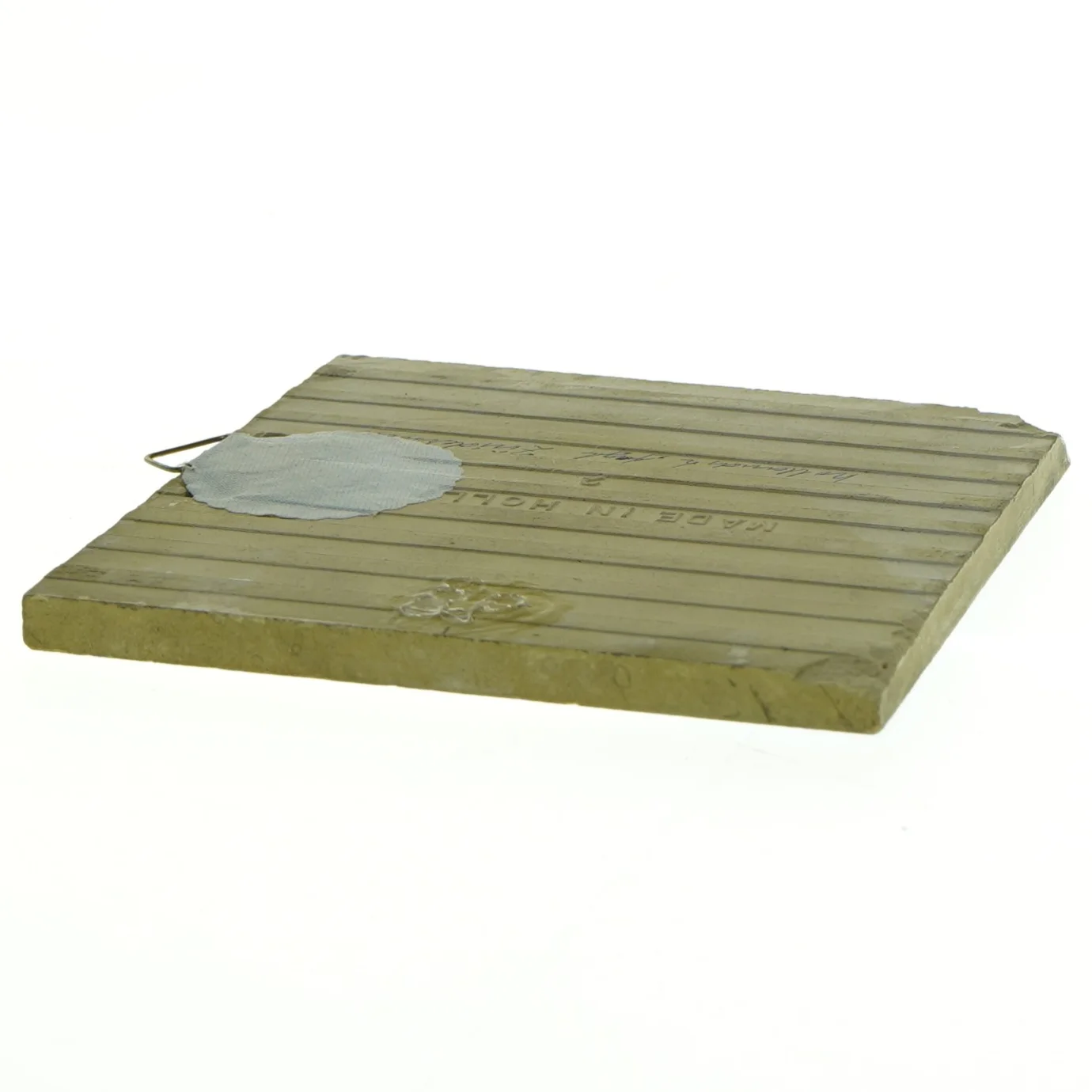 Dekorativ keramikflise med skibsillustration