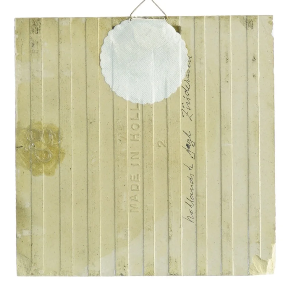 Dekorativ keramikflise med skibsillustration