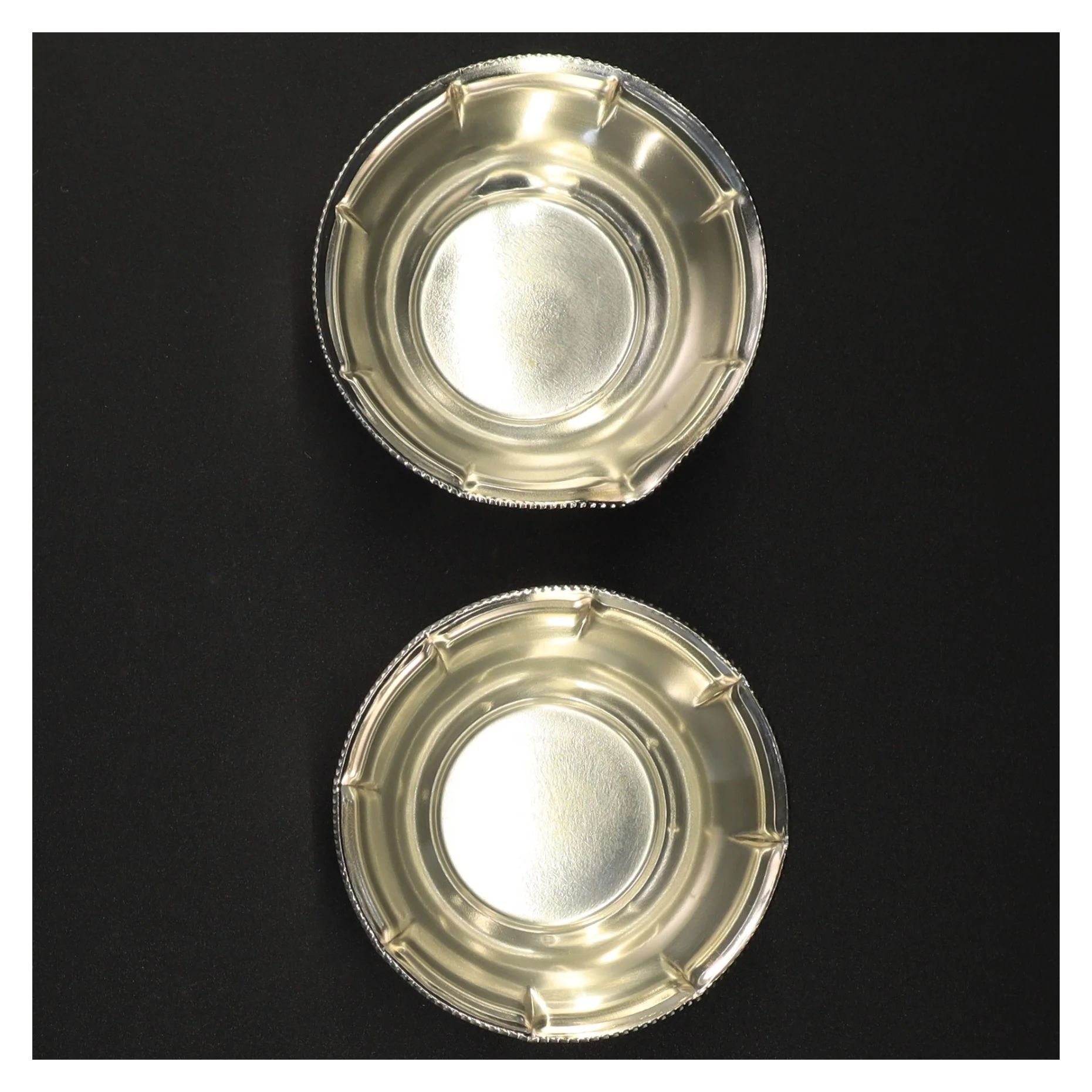 Sølvfarvede metalskåle (str. 9 x 4 cm)