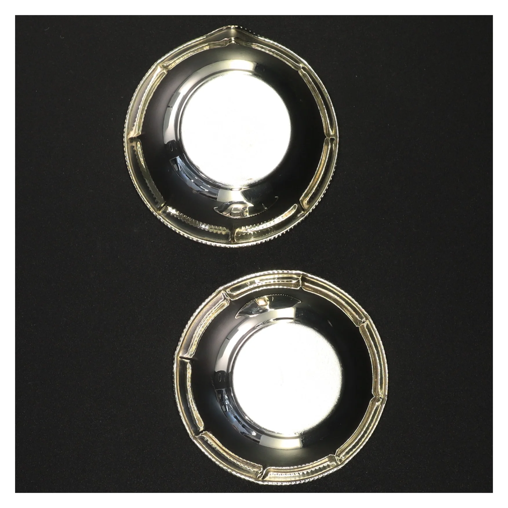 Sølvfarvede metalskåle (str. 9 x 4 cm)