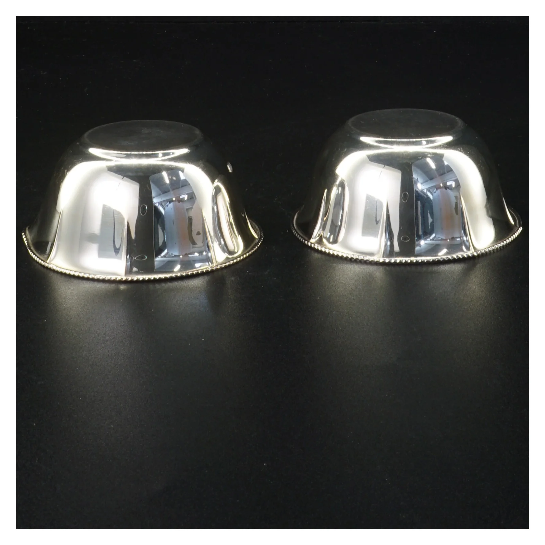 Sølvfarvede metalskåle (str. 9 x 4 cm)