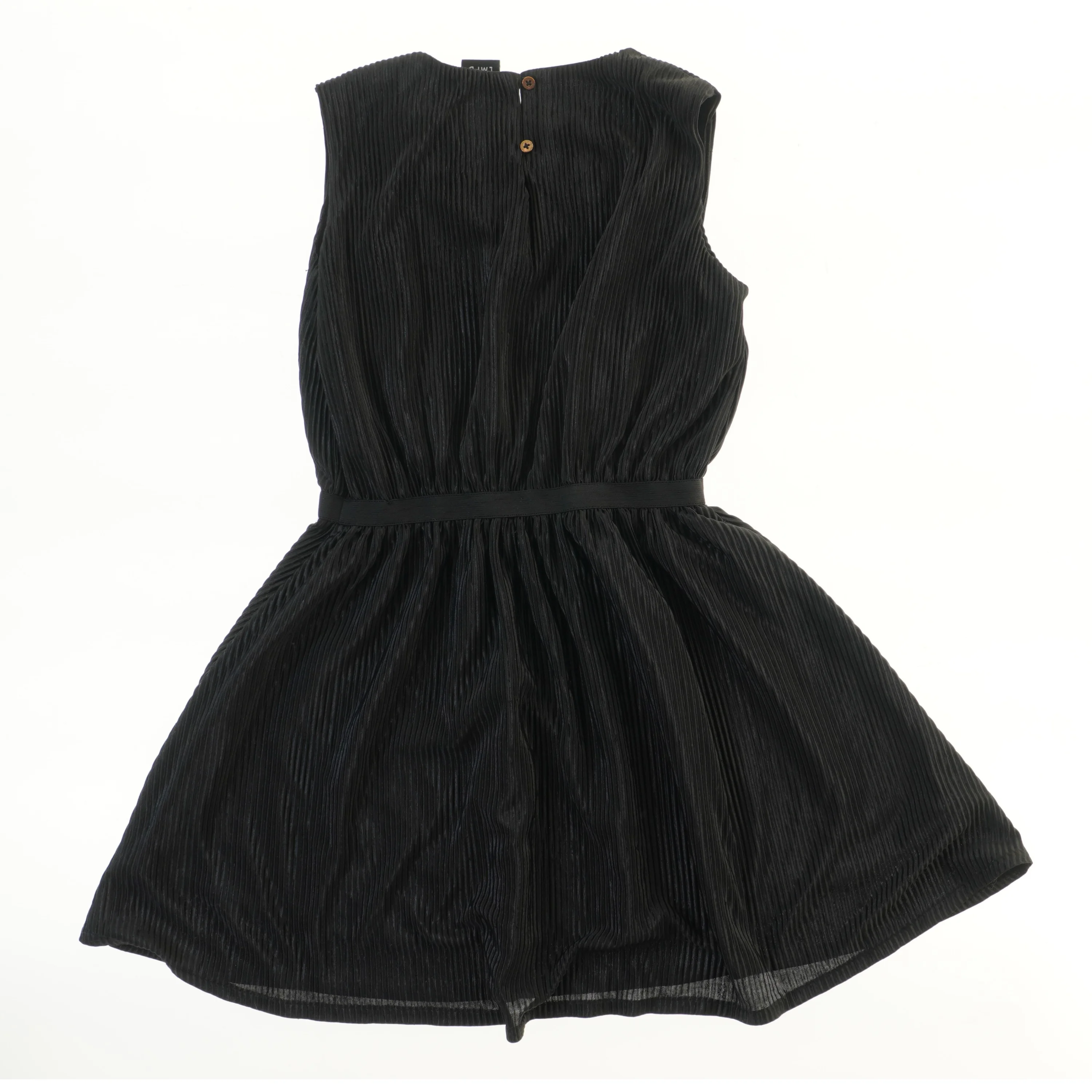 Plisseret sort kjole fra LMTD (str. 146)