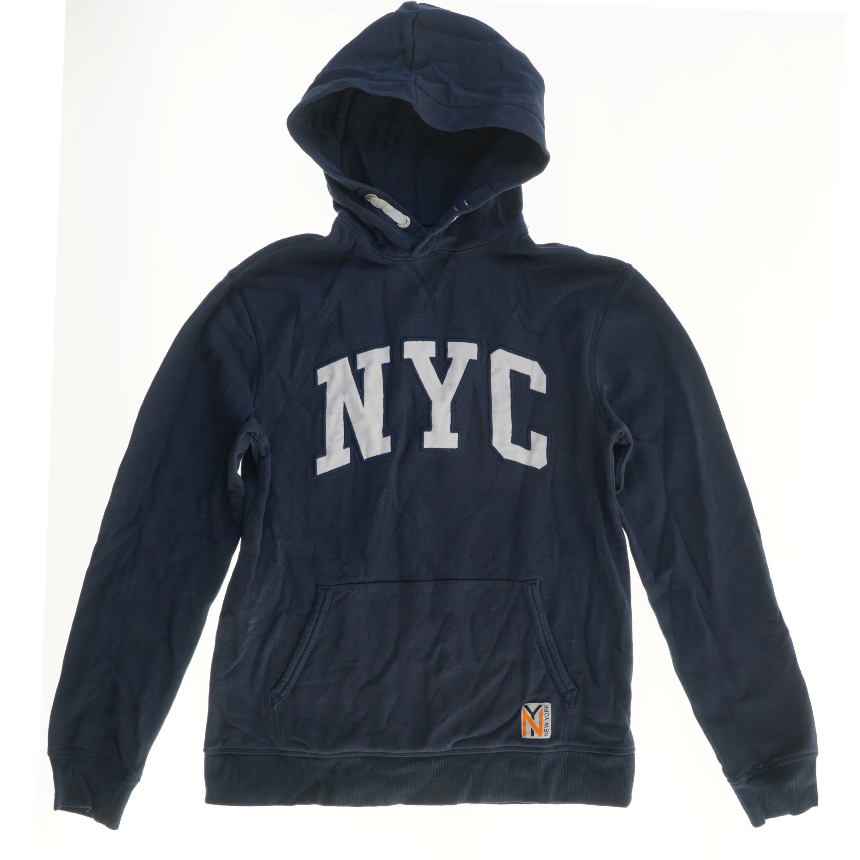 Blå hættetrøje med NYC-tekst fra H&M (str. 158)