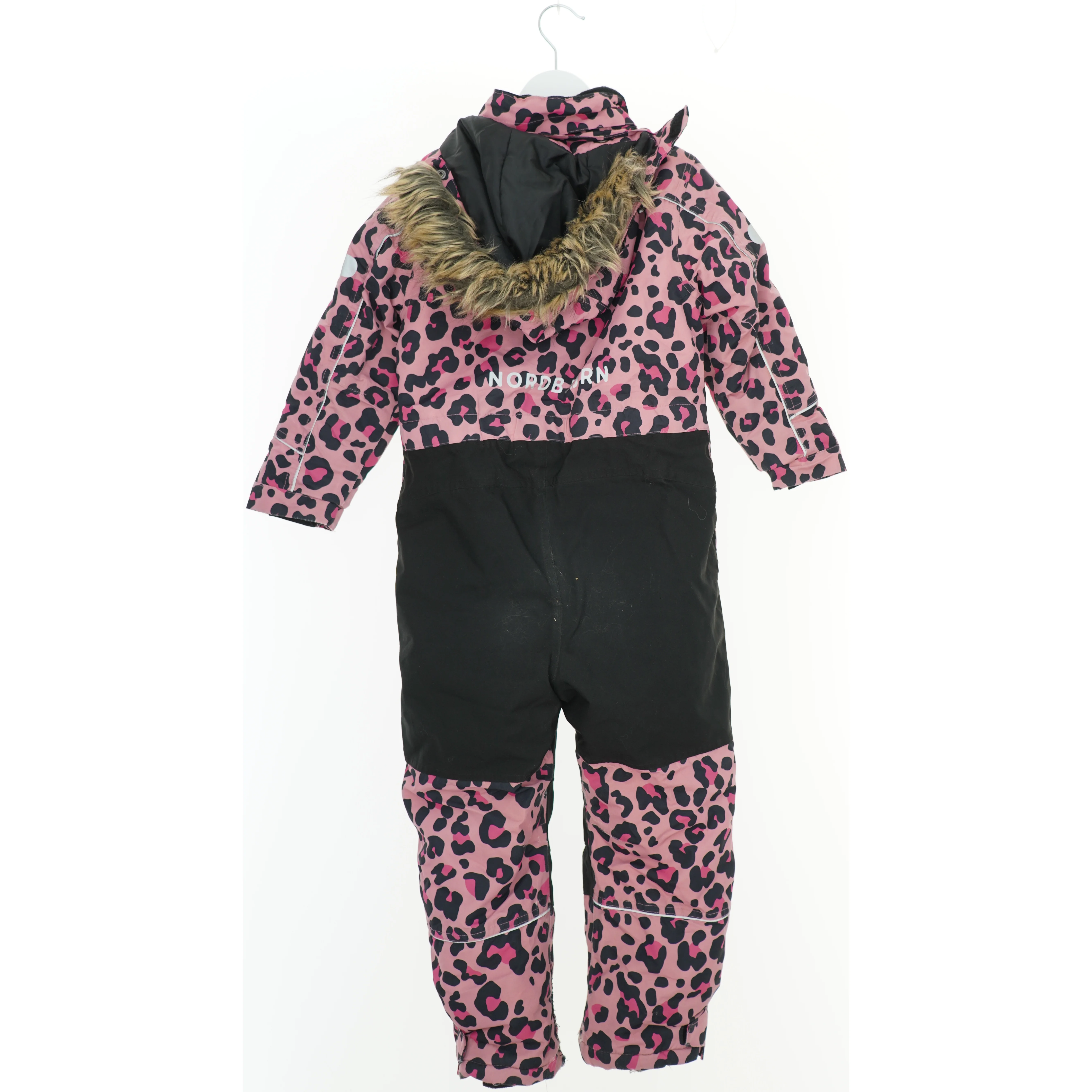 Flyverdragt med leopardmønster fra Nordbjørn (str. 122)