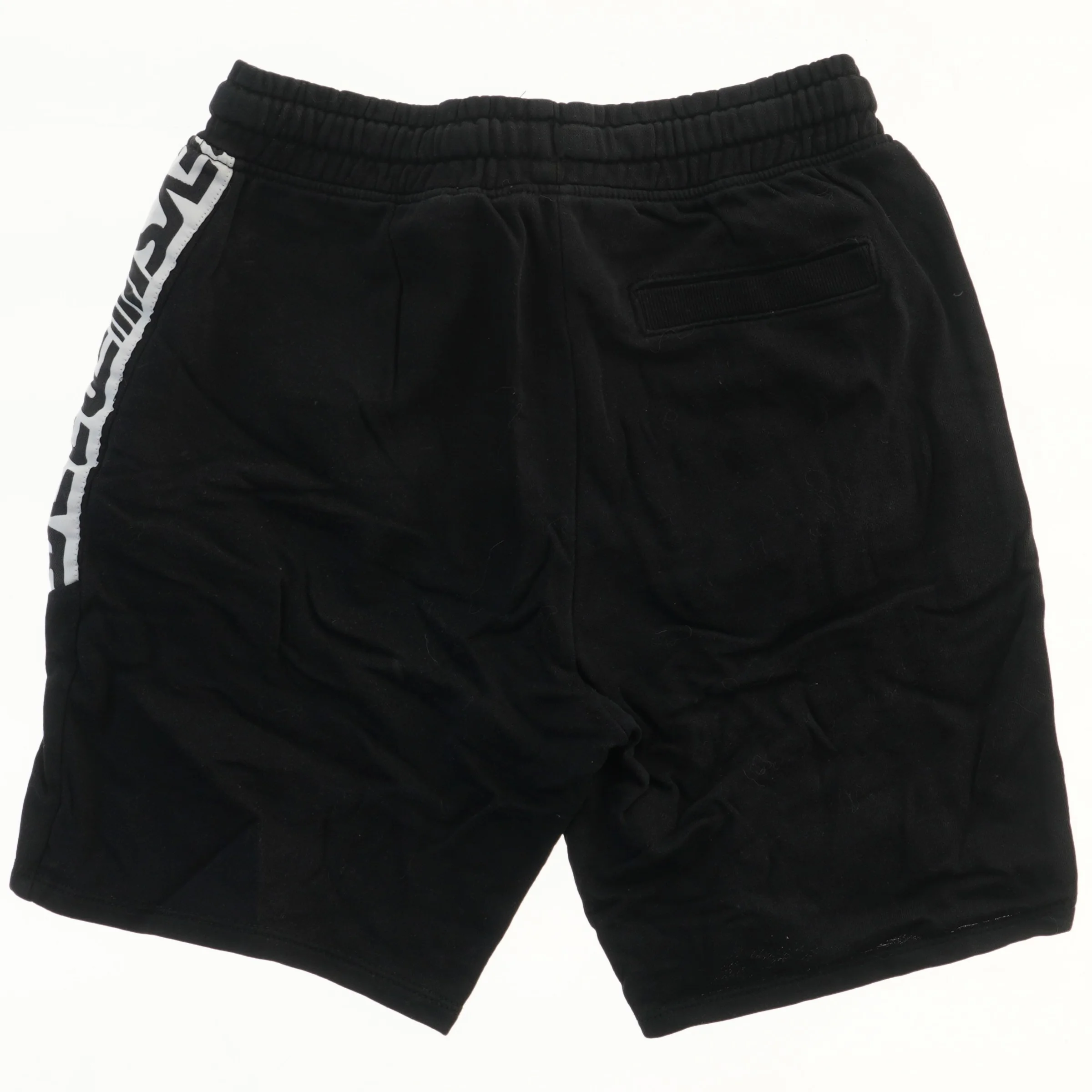 Sort shorts med logo fra H&M (str. 152)