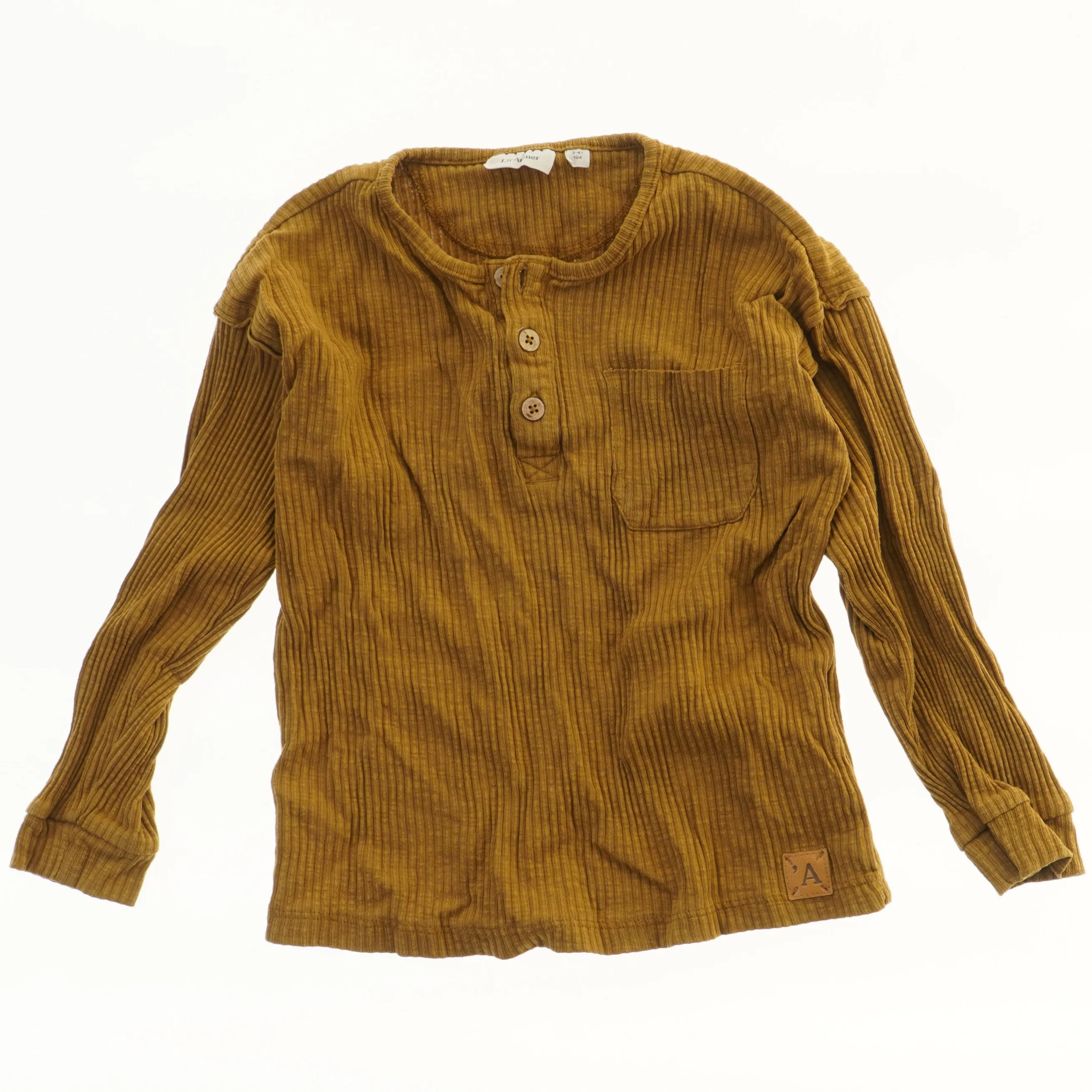 Ribbet langærmet bluse med knapper fra Lil atelier (str. 104)