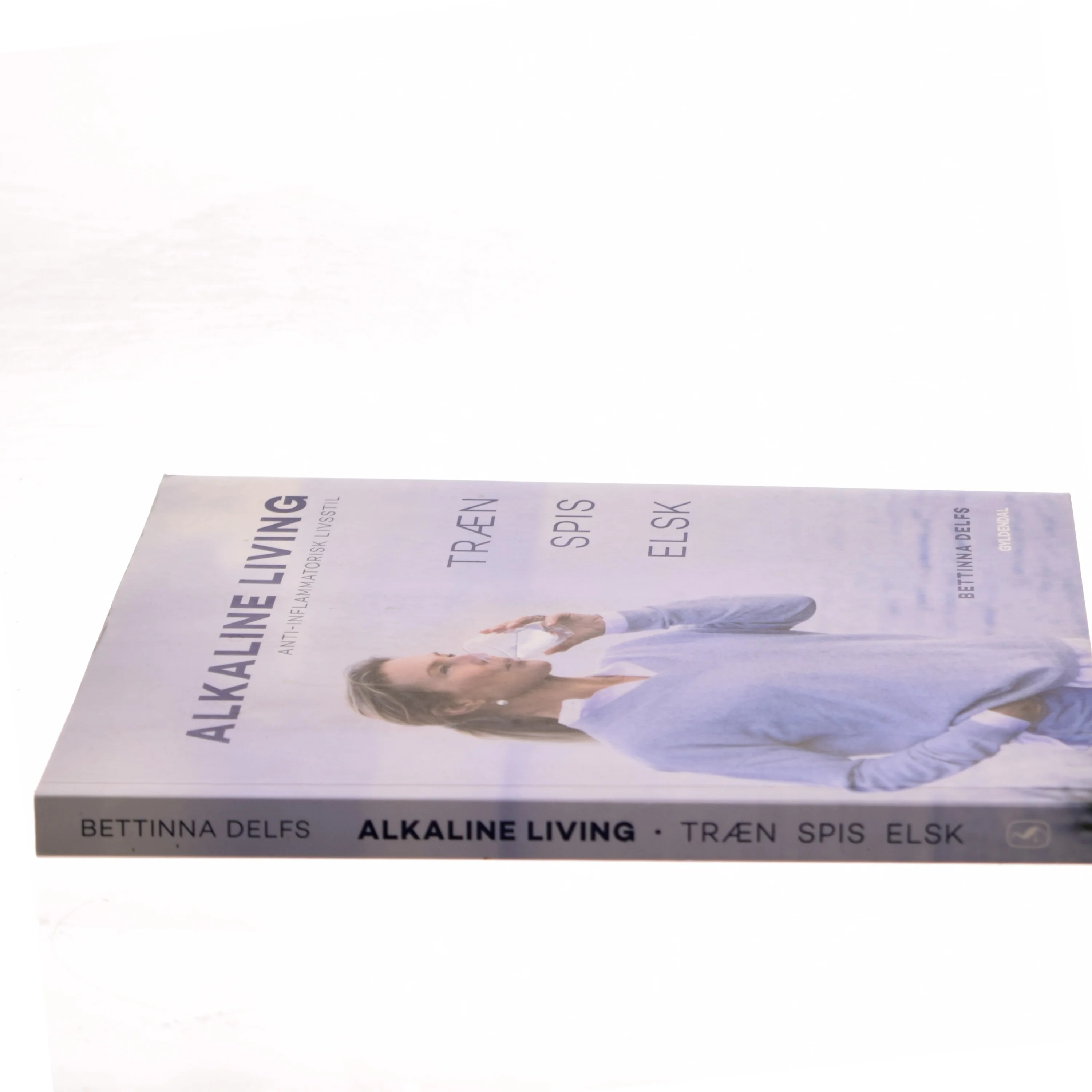 Alkaline living : antiflammatorisk livsstil - træn, spis, elsk af Bettinna Delfs (Bog)