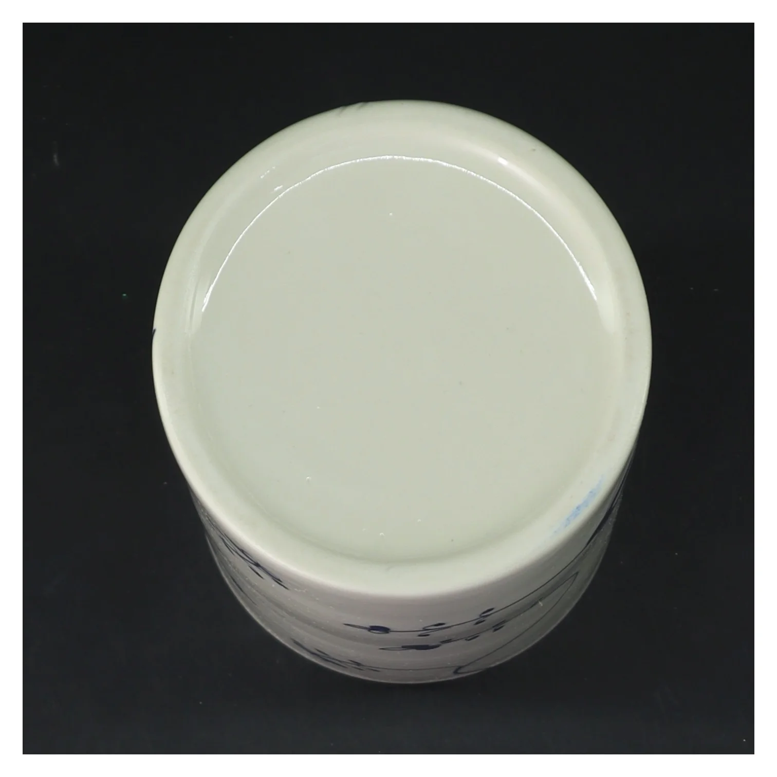 Porcelæns vase med blomstermønster (str. Ø 9 cm længde 19 cm)